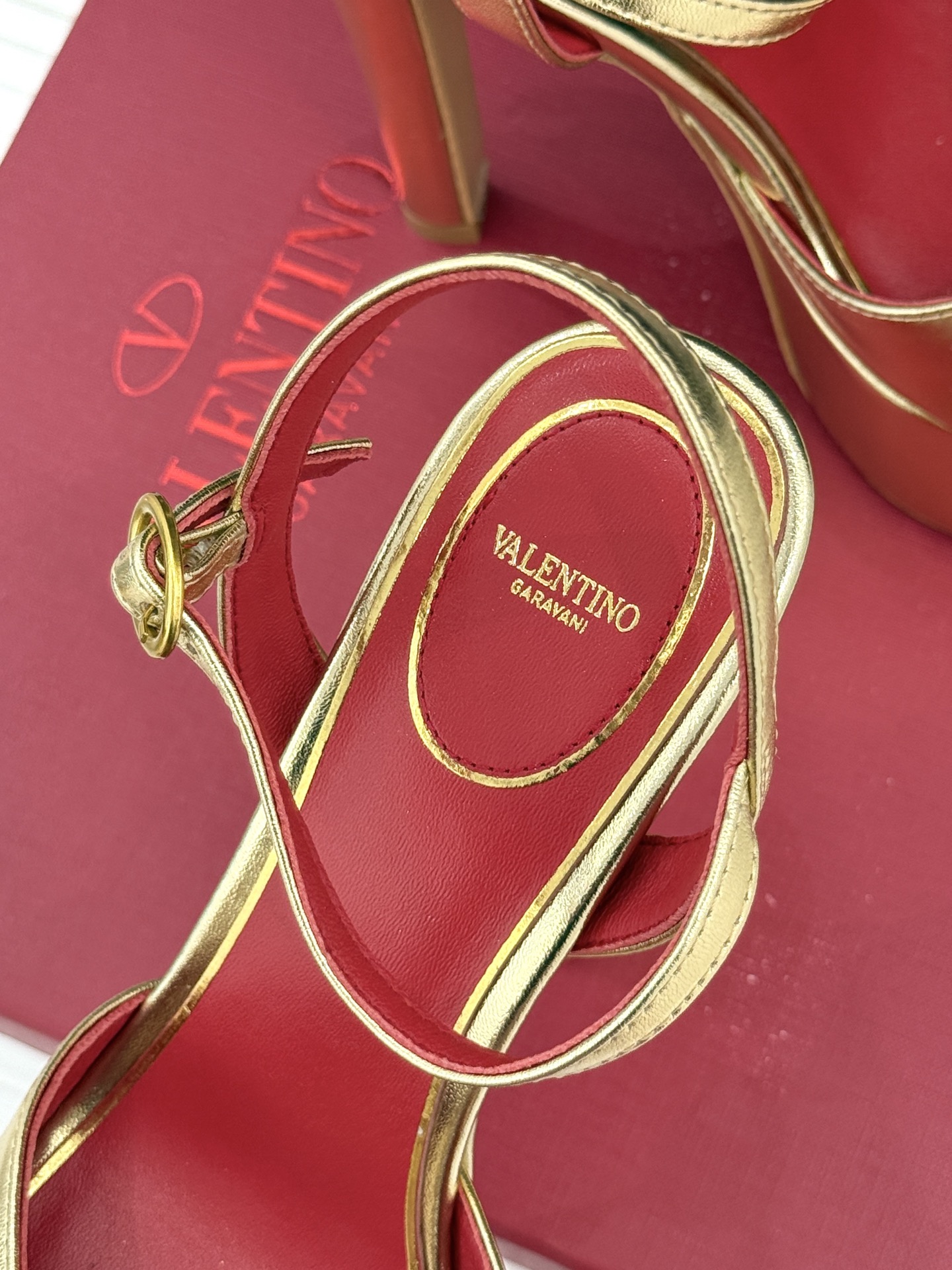 Valentino/华伦天奴26WF新品双带扣防水台恨天高凉鞋意式高定美学 踩在云端的女王气场。以定制牛