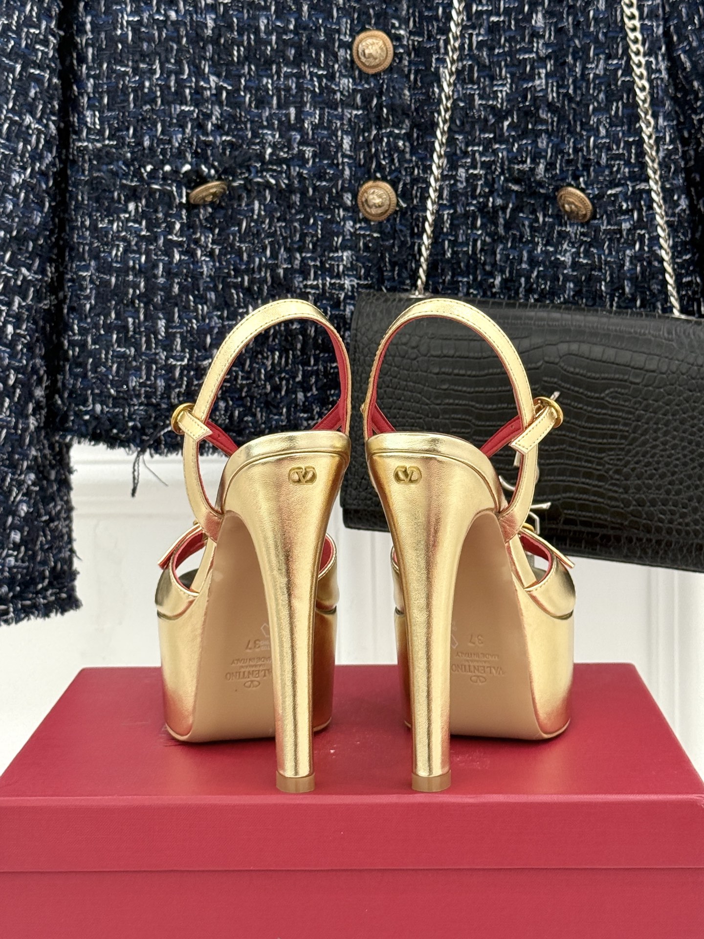 Valentino/华伦天奴26WF新品双带扣防水台恨天高凉鞋意式高定美学 踩在云端的女王气场。以定制牛