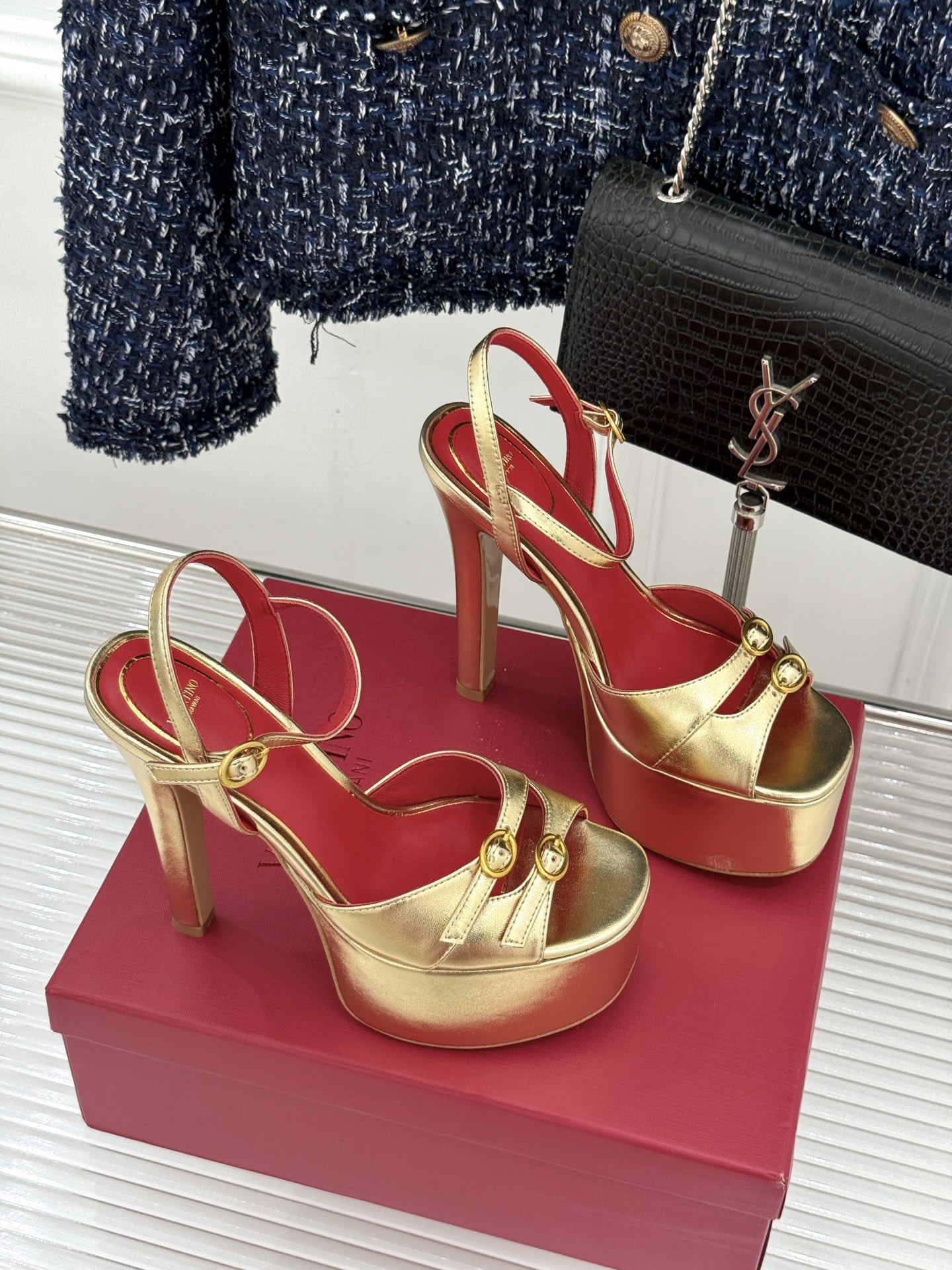 Valentino/华伦天奴26WF新品双带扣防水台恨天高凉鞋意式高定美学 踩在云端的女王气场。以定制牛