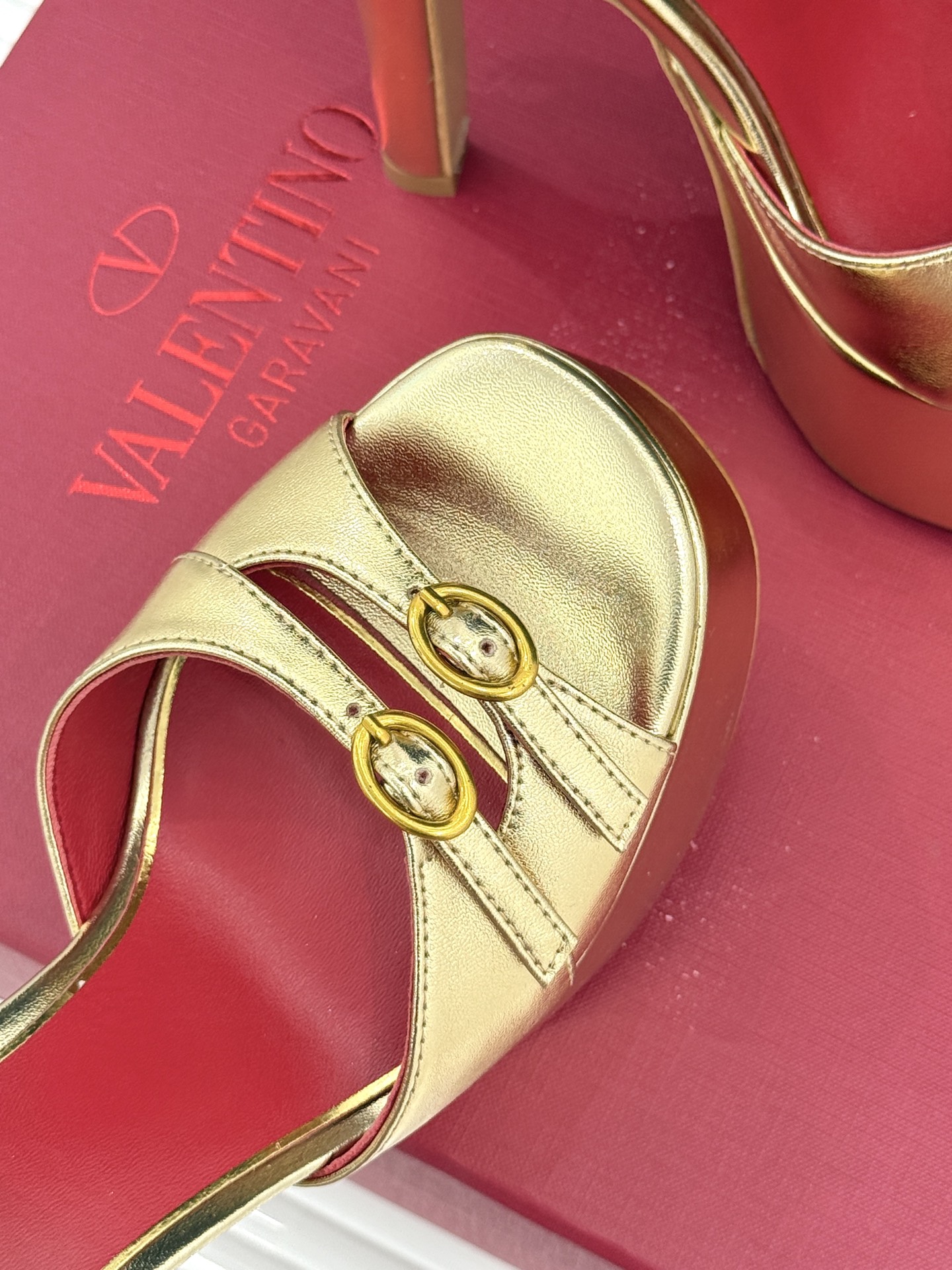 Valentino/华伦天奴26WF新品双带扣防水台恨天高凉鞋意式高定美学 踩在云端的女王气场。以定制牛