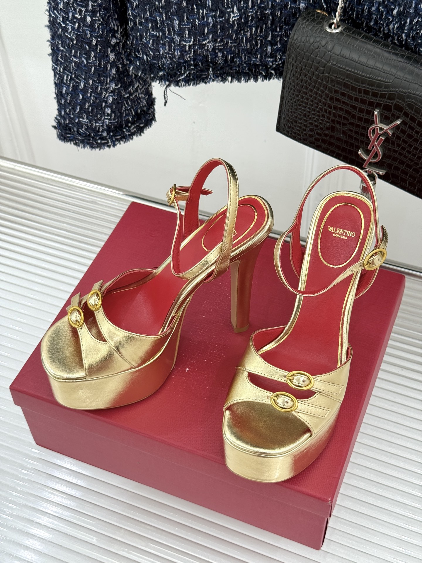 Valentino/华伦天奴26WF新品双带扣防水台恨天高凉鞋意式高定美学 踩在云端的女王气场。以定制牛