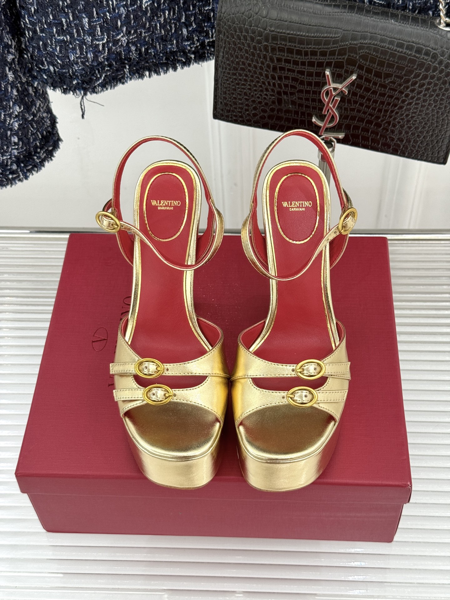 Valentino/华伦天奴26WF新品双带扣防水台恨天高凉鞋意式高定美学 踩在云端的女王气场。以定制牛