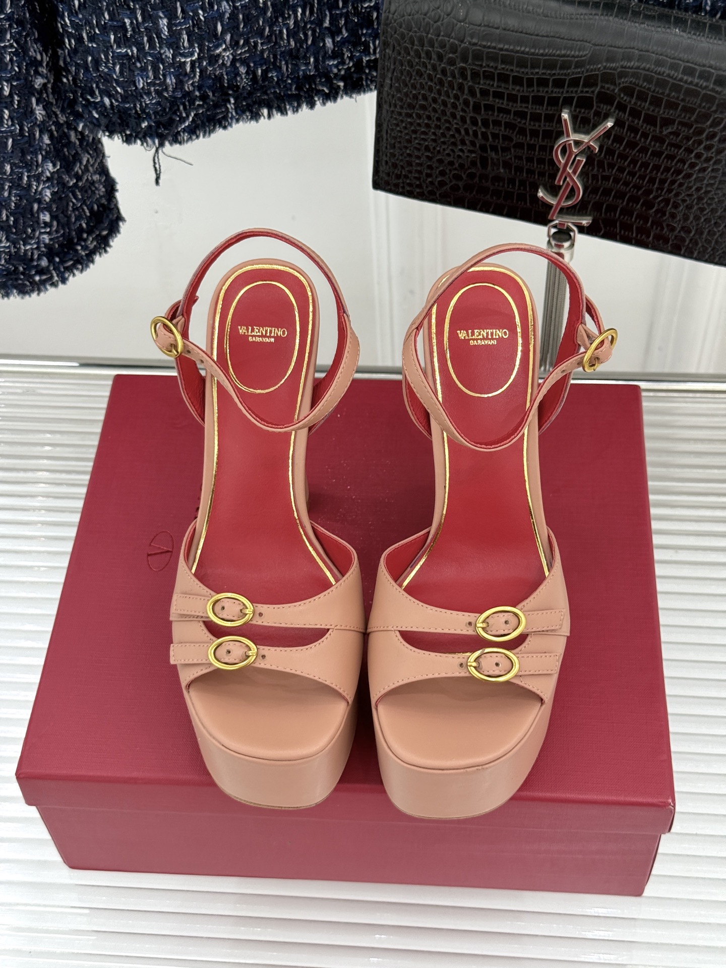 Valentino/华伦天奴26WF新品双带扣防水台恨天高凉鞋意式高定美学 踩在云端的女王气场。以定制牛
