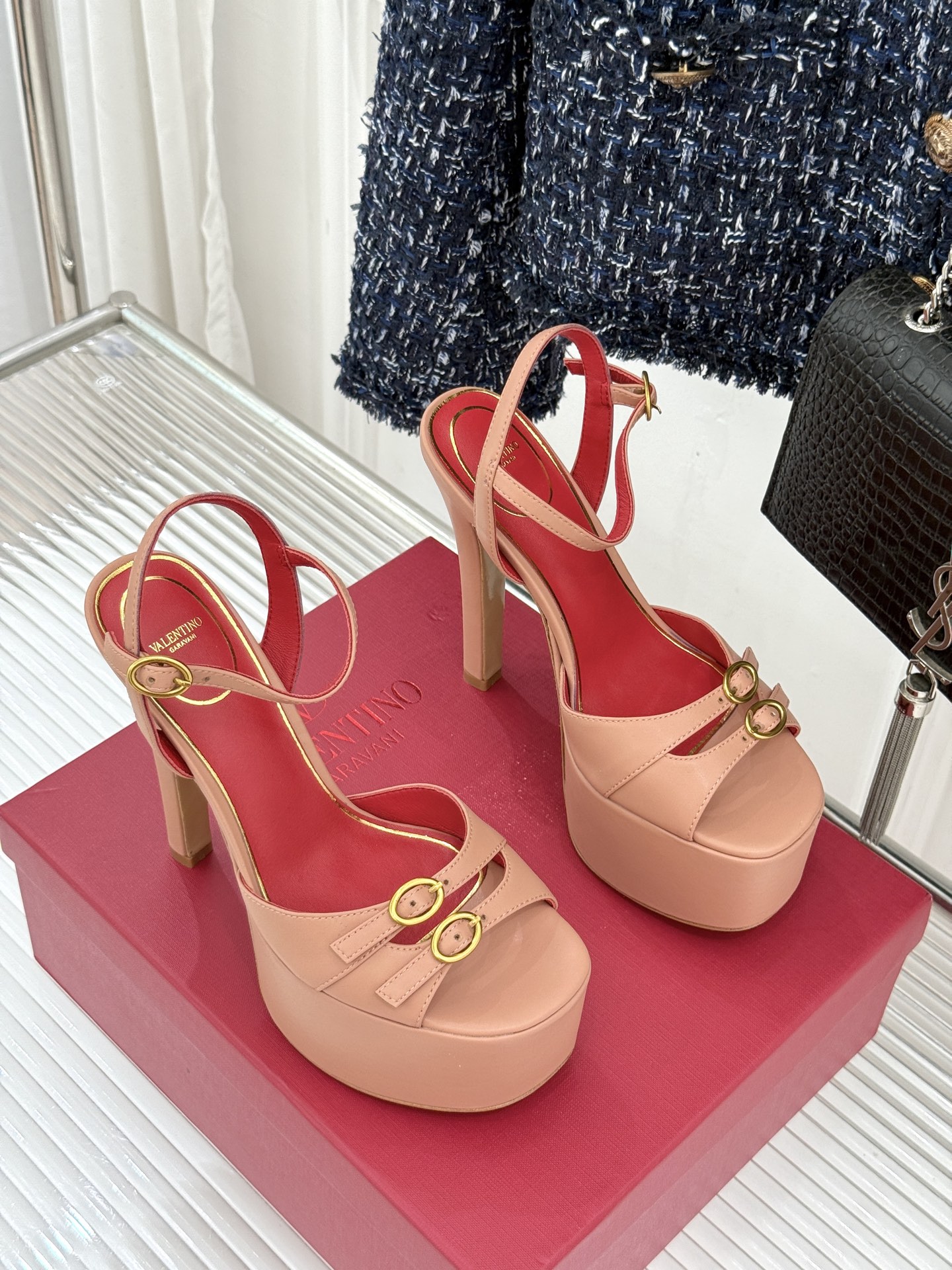Valentino/华伦天奴26WF新品双带扣防水台恨天高凉鞋意式高定美学 踩在云端的女王气场。以定制牛