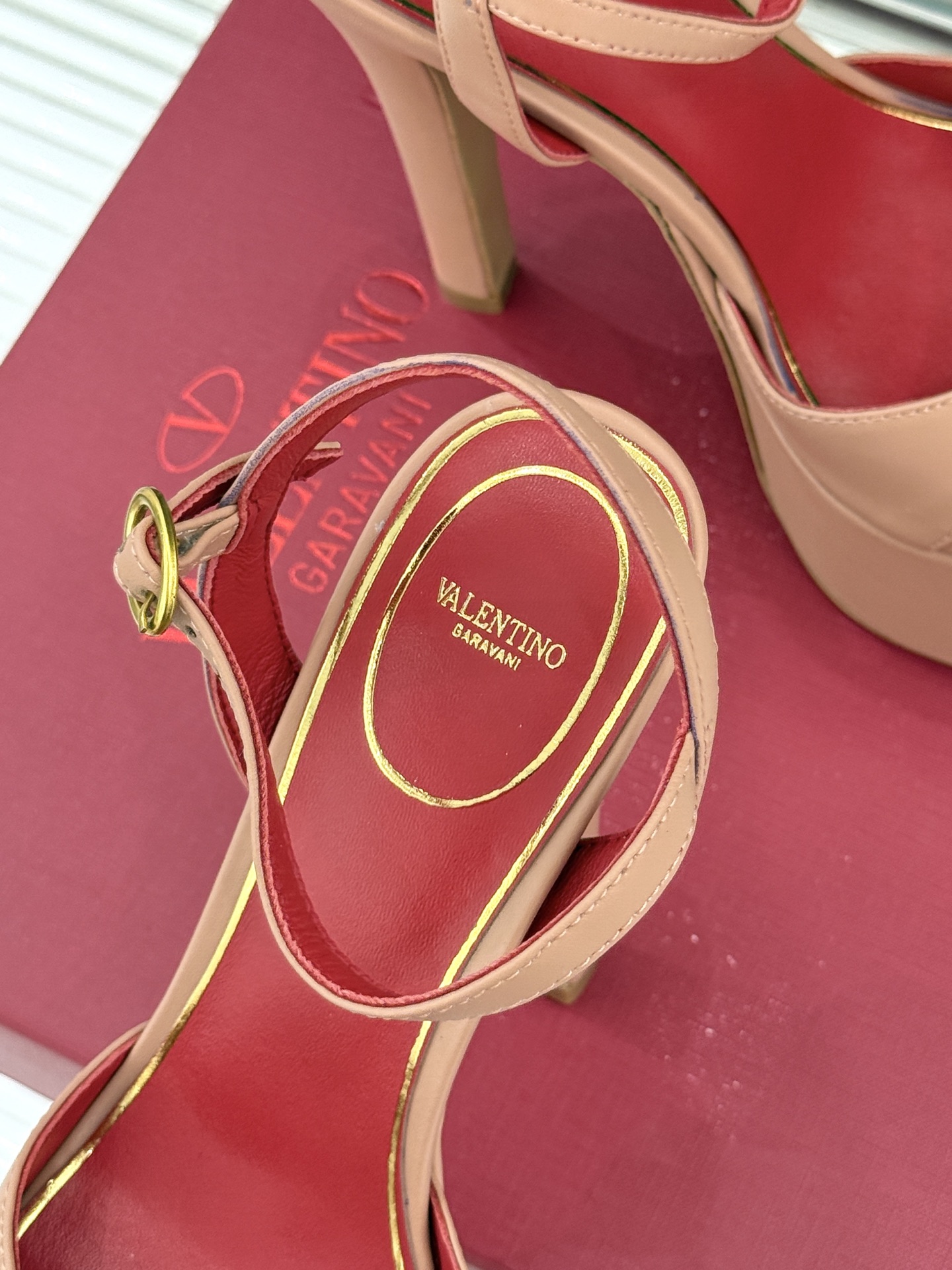 Valentino/华伦天奴26WF新品双带扣防水台恨天高凉鞋意式高定美学 踩在云端的女王气场。以定制牛