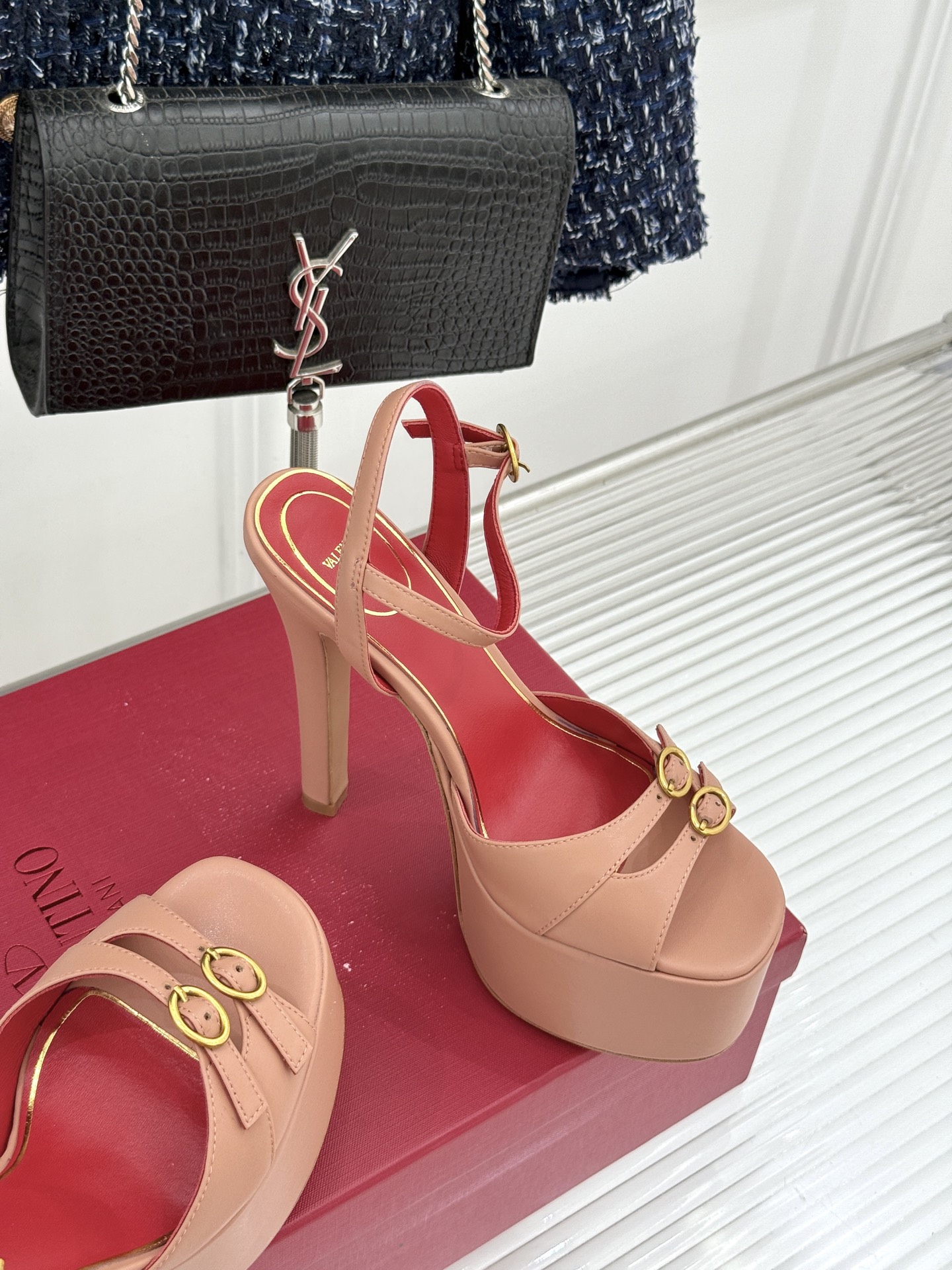 Valentino/华伦天奴26WF新品双带扣防水台恨天高凉鞋意式高定美学 踩在云端的女王气场。以定制牛