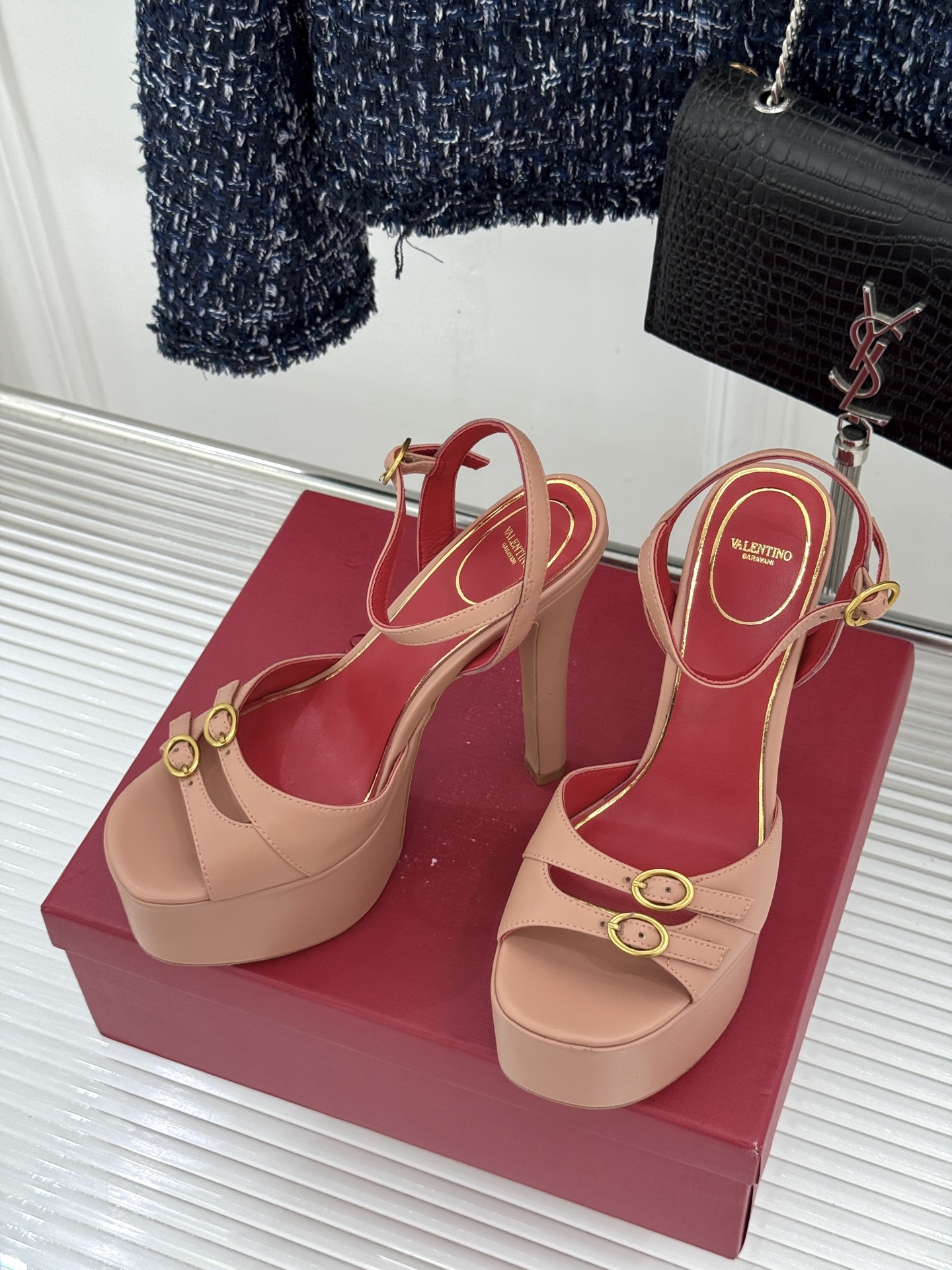 Valentino/华伦天奴26WF新品双带扣防水台恨天高凉鞋意式高定美学 踩在云端的女王气场。以定制牛