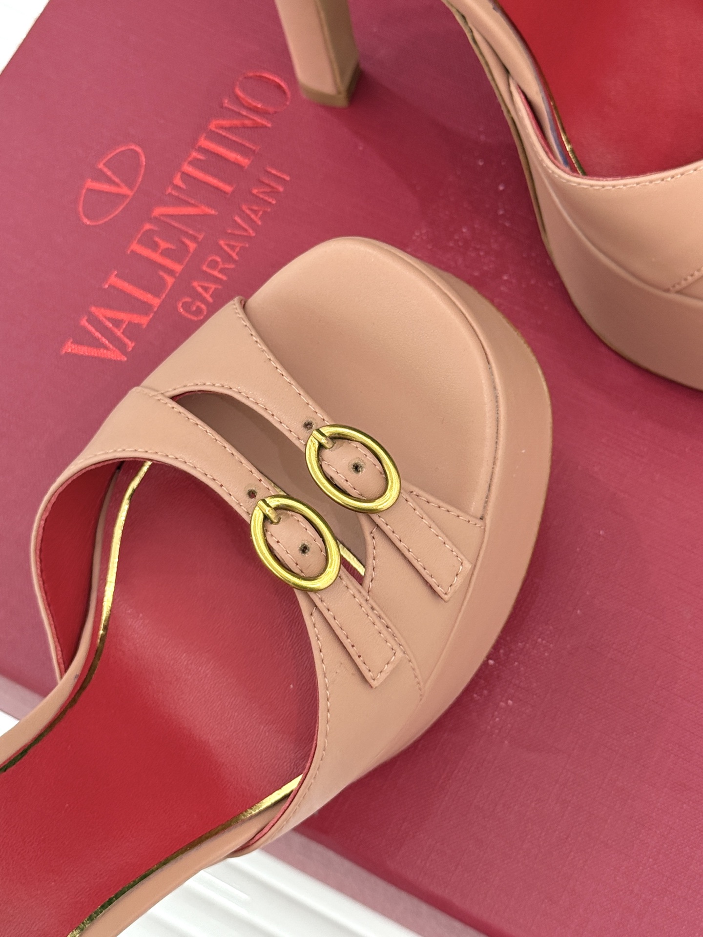 Valentino/华伦天奴26WF新品双带扣防水台恨天高凉鞋意式高定美学 踩在云端的女王气场。以定制牛