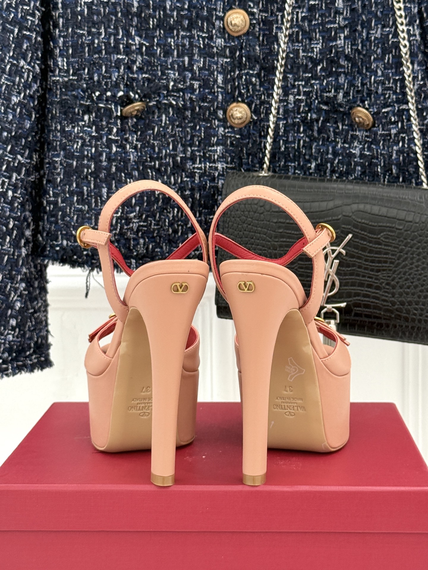 Valentino/华伦天奴26WF新品双带扣防水台恨天高凉鞋意式高定美学 踩在云端的女王气场。以定制牛