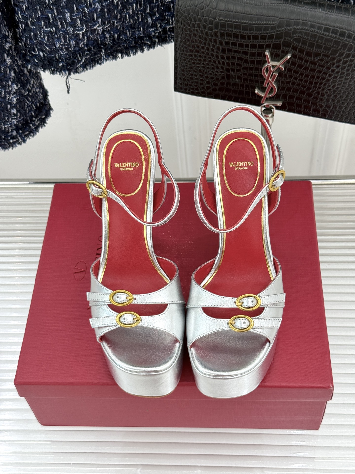 Valentino/华伦天奴26WF新品双带扣防水台恨天高凉鞋意式高定美学 踩在云端的女王气场。以定制牛