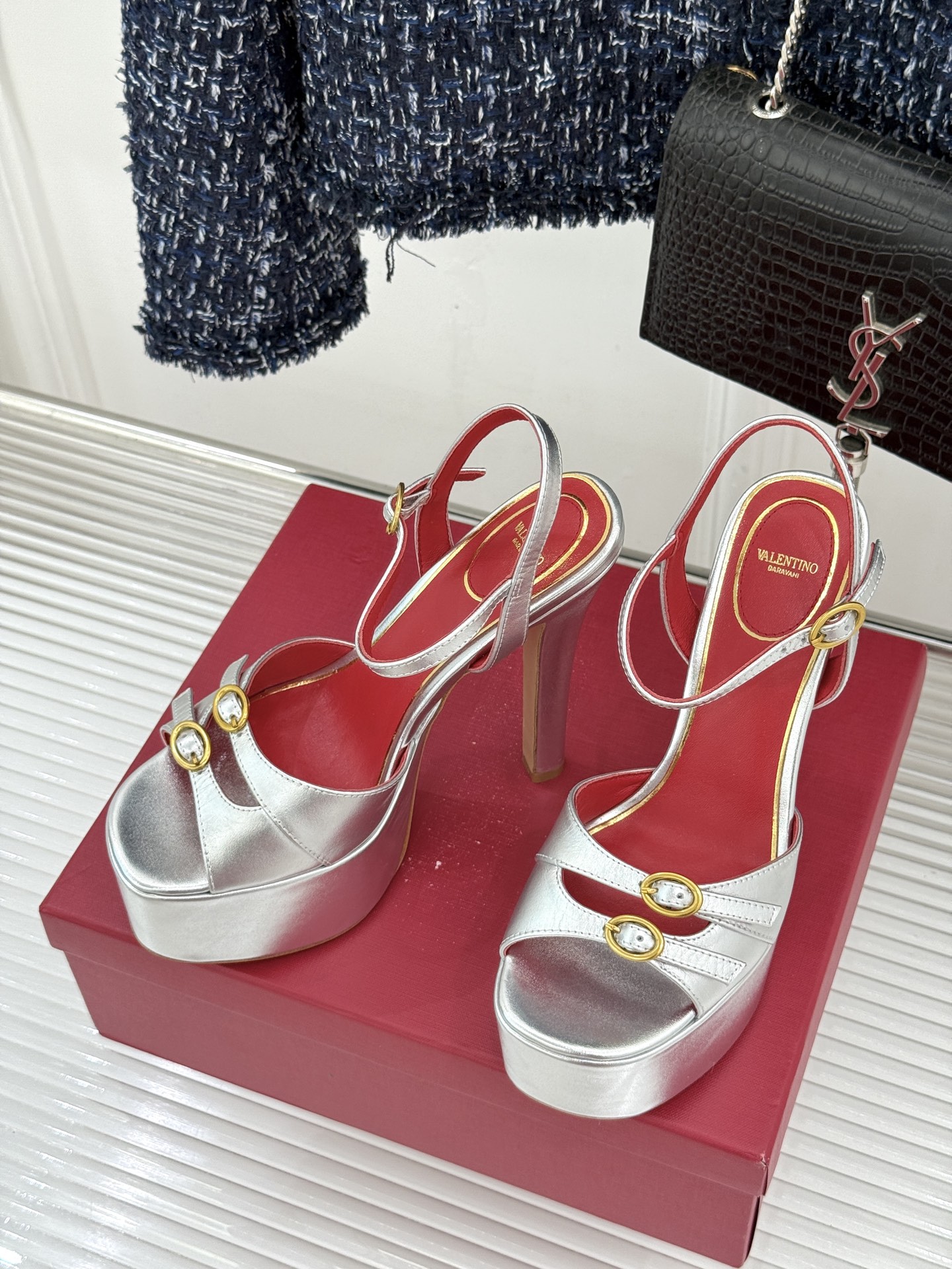 Valentino/华伦天奴26WF新品双带扣防水台恨天高凉鞋意式高定美学 踩在云端的女王气场。以定制牛