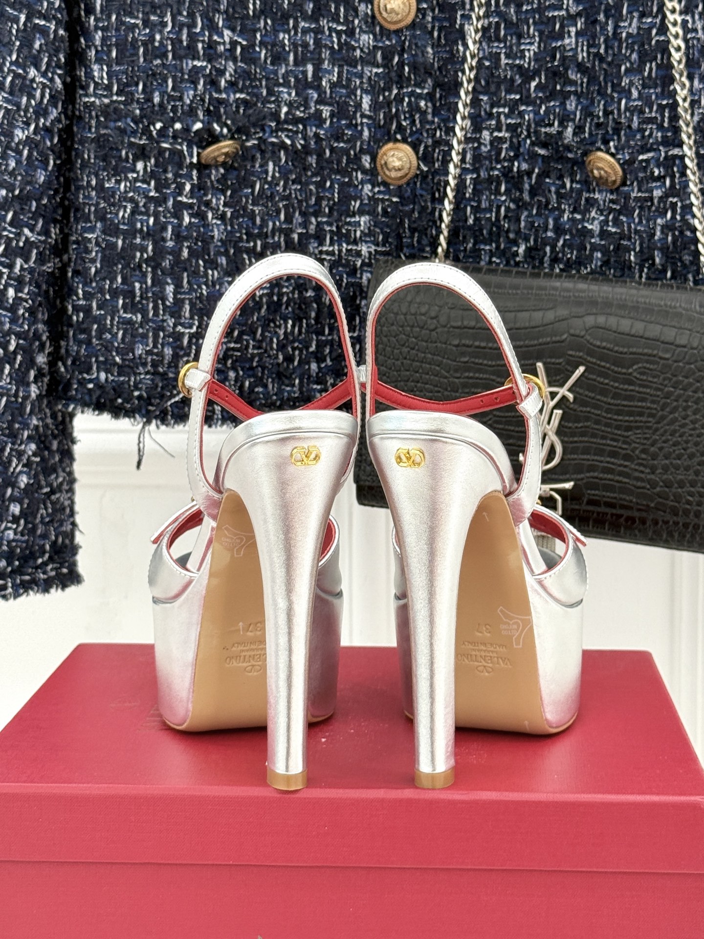Valentino/华伦天奴26WF新品双带扣防水台恨天高凉鞋意式高定美学 踩在云端的女王气场。以定制牛