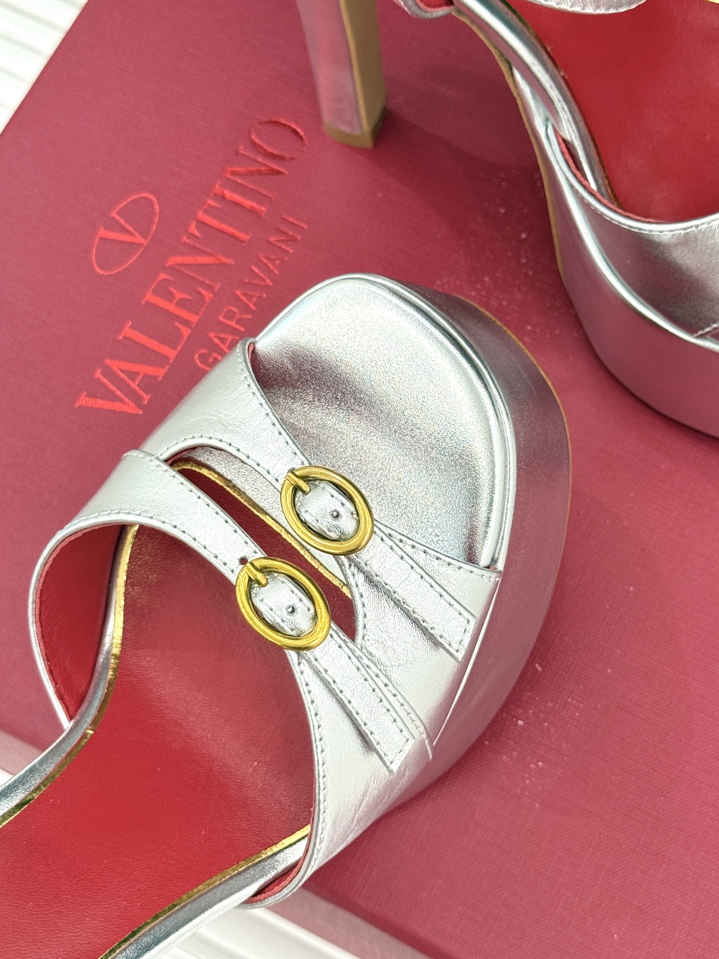Valentino/华伦天奴26WF新品双带扣防水台恨天高凉鞋意式高定美学 踩在云端的女王气场。以定制牛