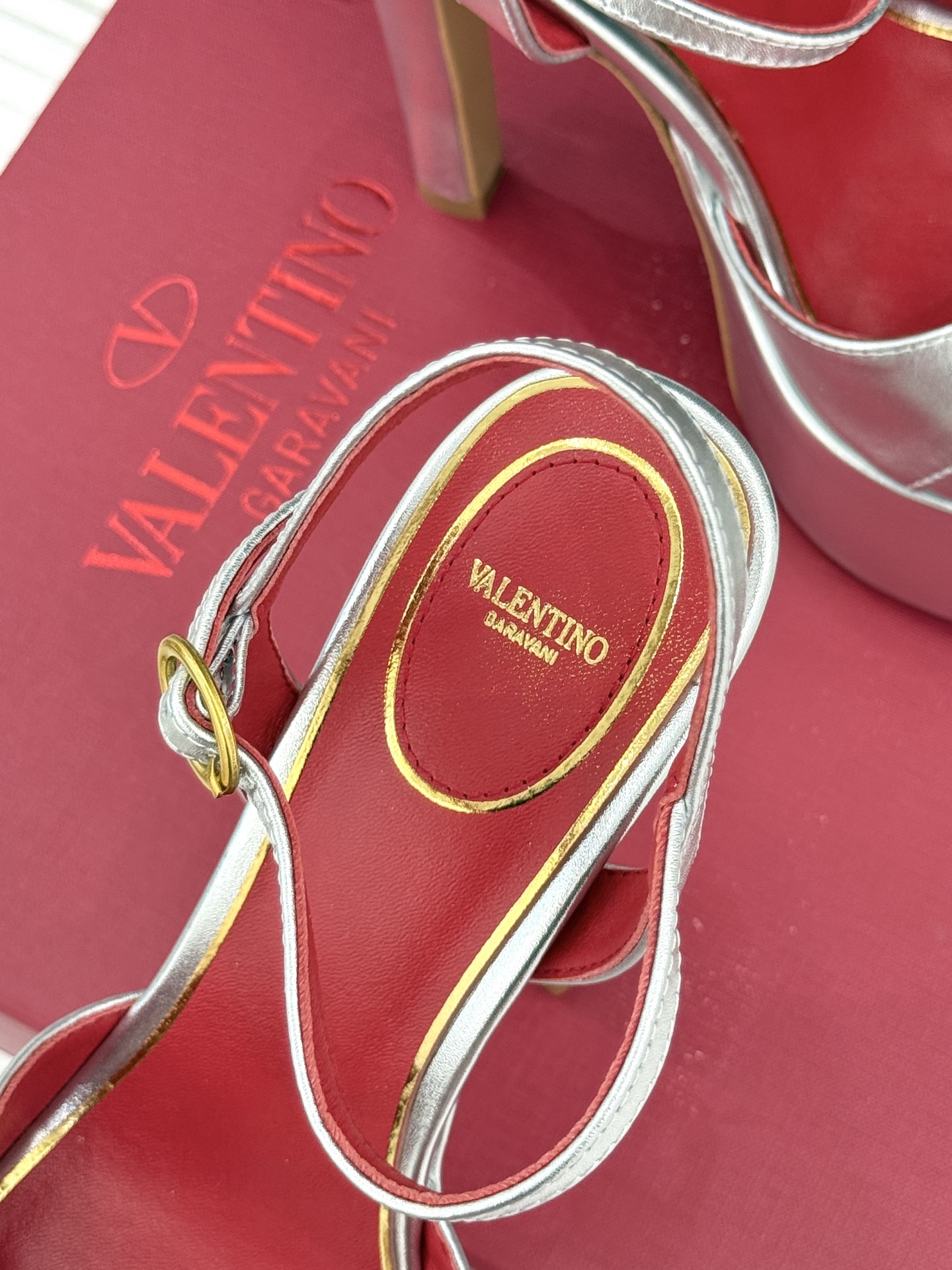 Valentino/华伦天奴26WF新品双带扣防水台恨天高凉鞋意式高定美学 踩在云端的女王气场。以定制牛