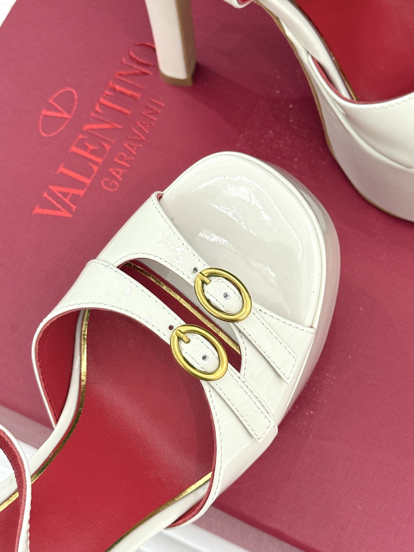 Valentino/华伦天奴26WF新品双带扣防水台恨天高凉鞋意式高定美学 踩在云端的女王气场。以定制牛