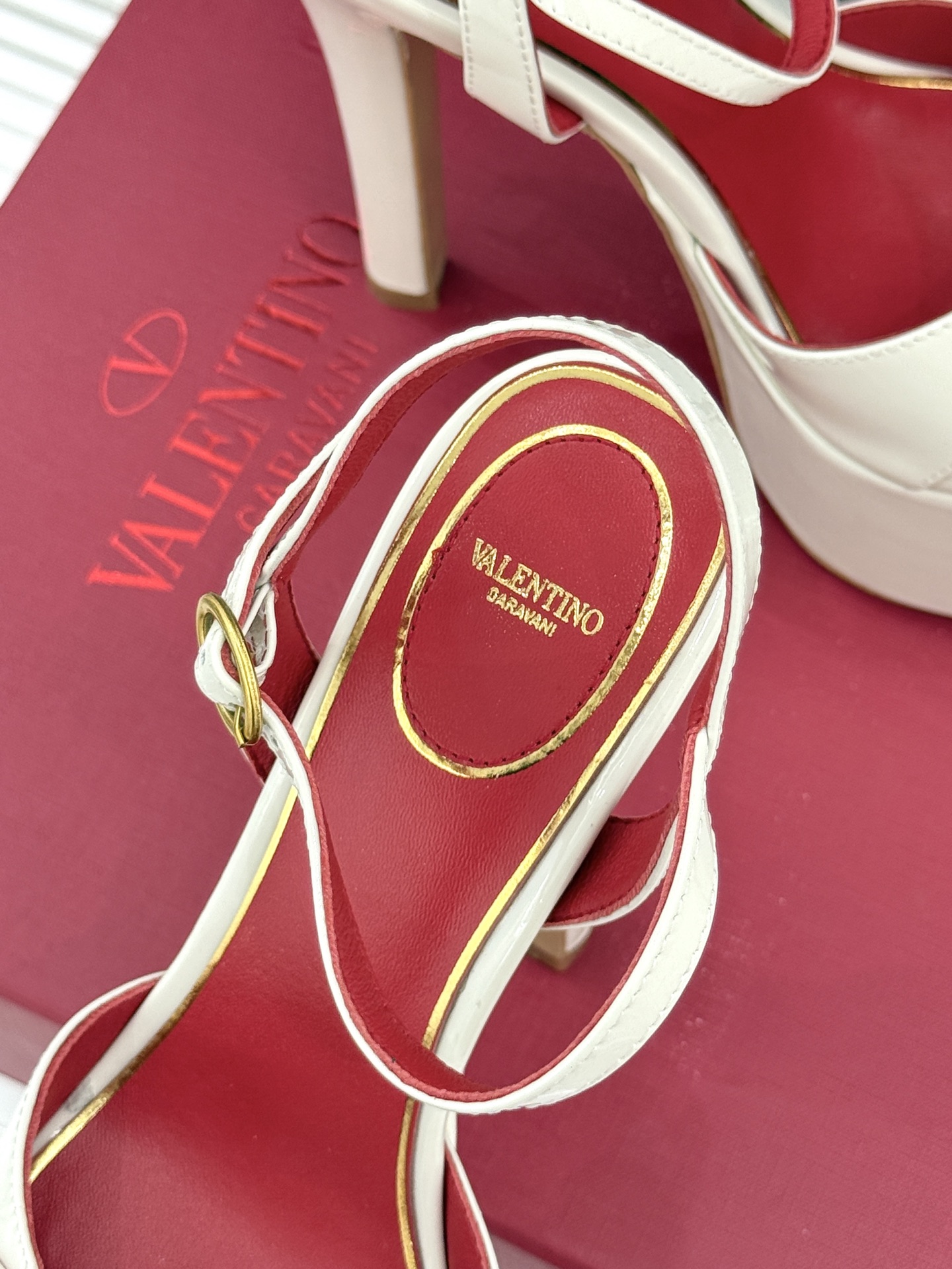 Valentino/华伦天奴26WF新品双带扣防水台恨天高凉鞋意式高定美学 踩在云端的女王气场。以定制牛
