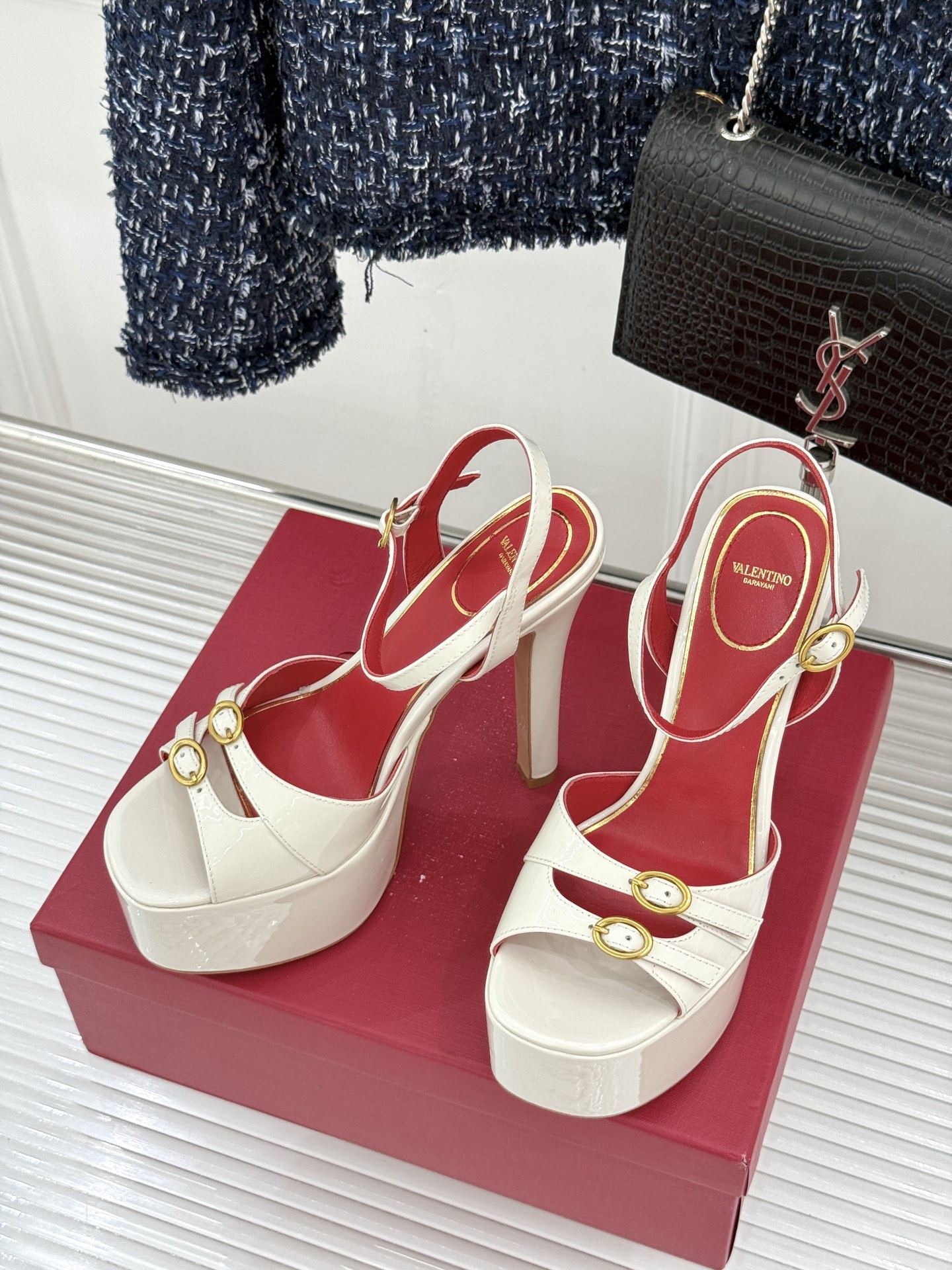 Valentino/华伦天奴26WF新品双带扣防水台恨天高凉鞋意式高定美学 踩在云端的女王气场。以定制牛