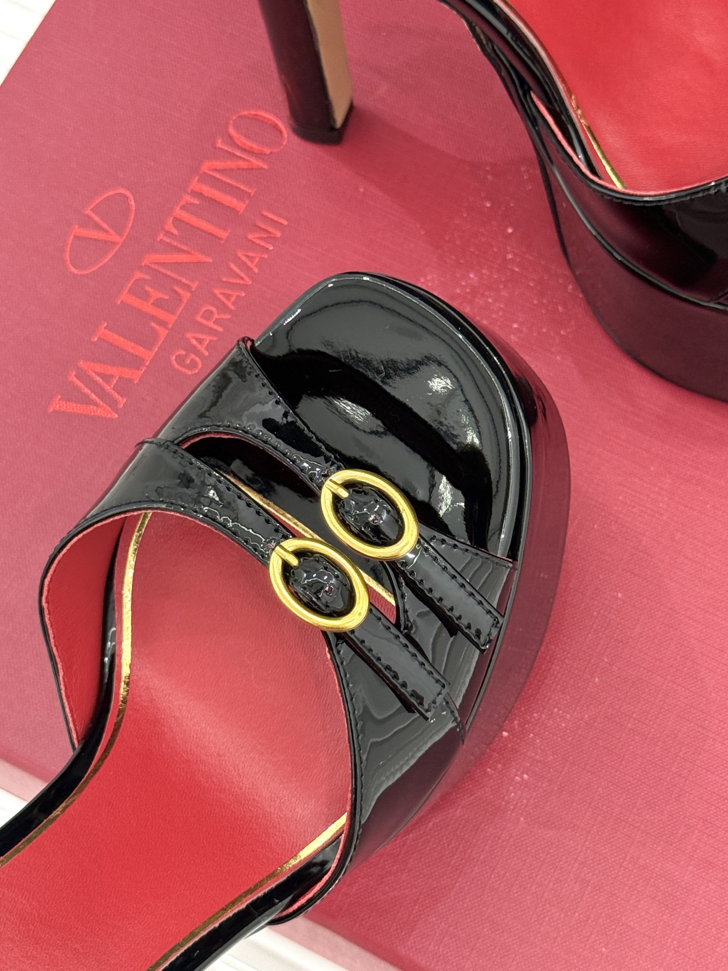 Valentino/华伦天奴26WF新品双带扣防水台恨天高凉鞋意式高定美学 踩在云端的女王气场。以定制牛