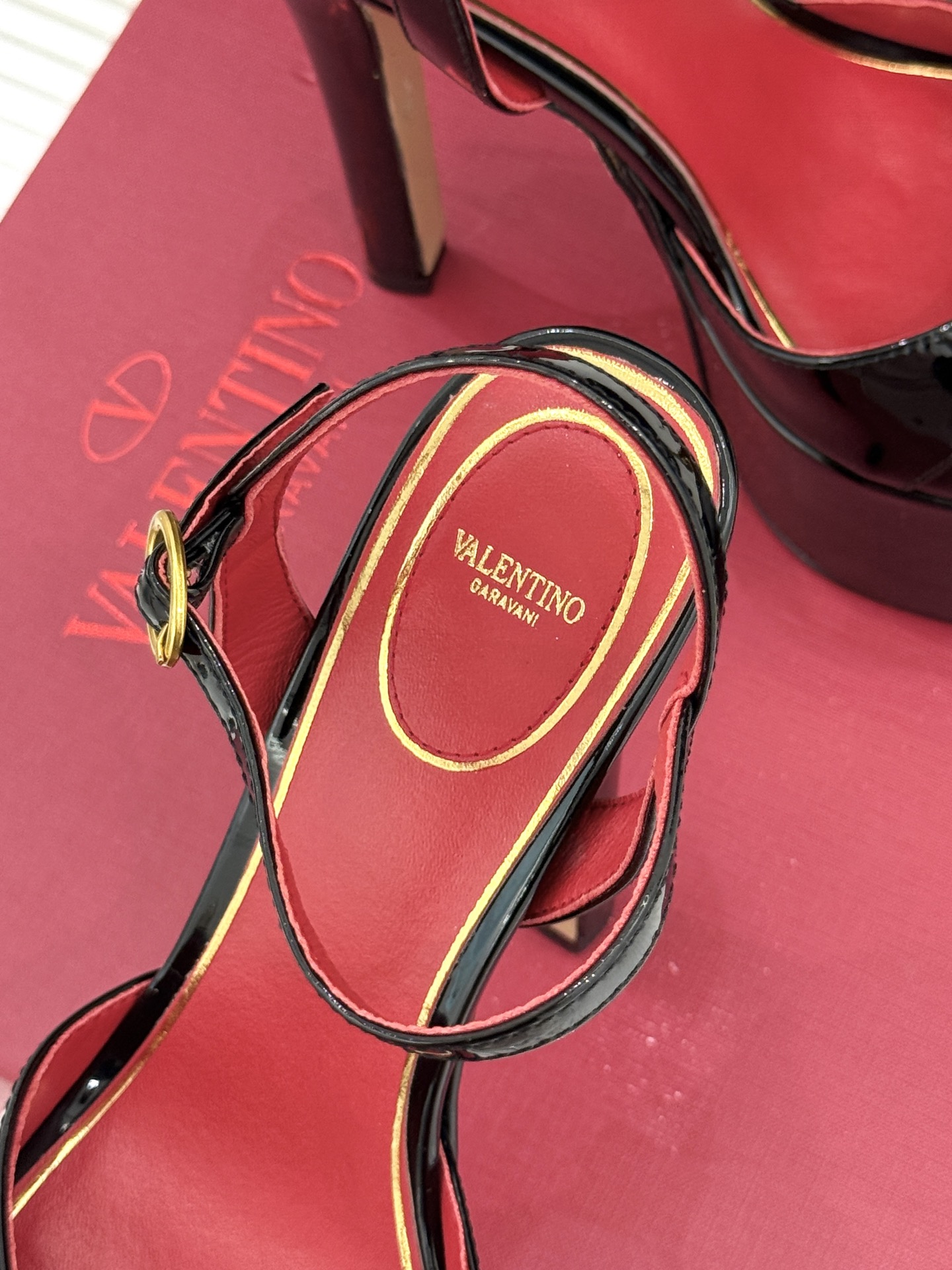 Valentino/华伦天奴26WF新品双带扣防水台恨天高凉鞋意式高定美学 踩在云端的女王气场。以定制牛