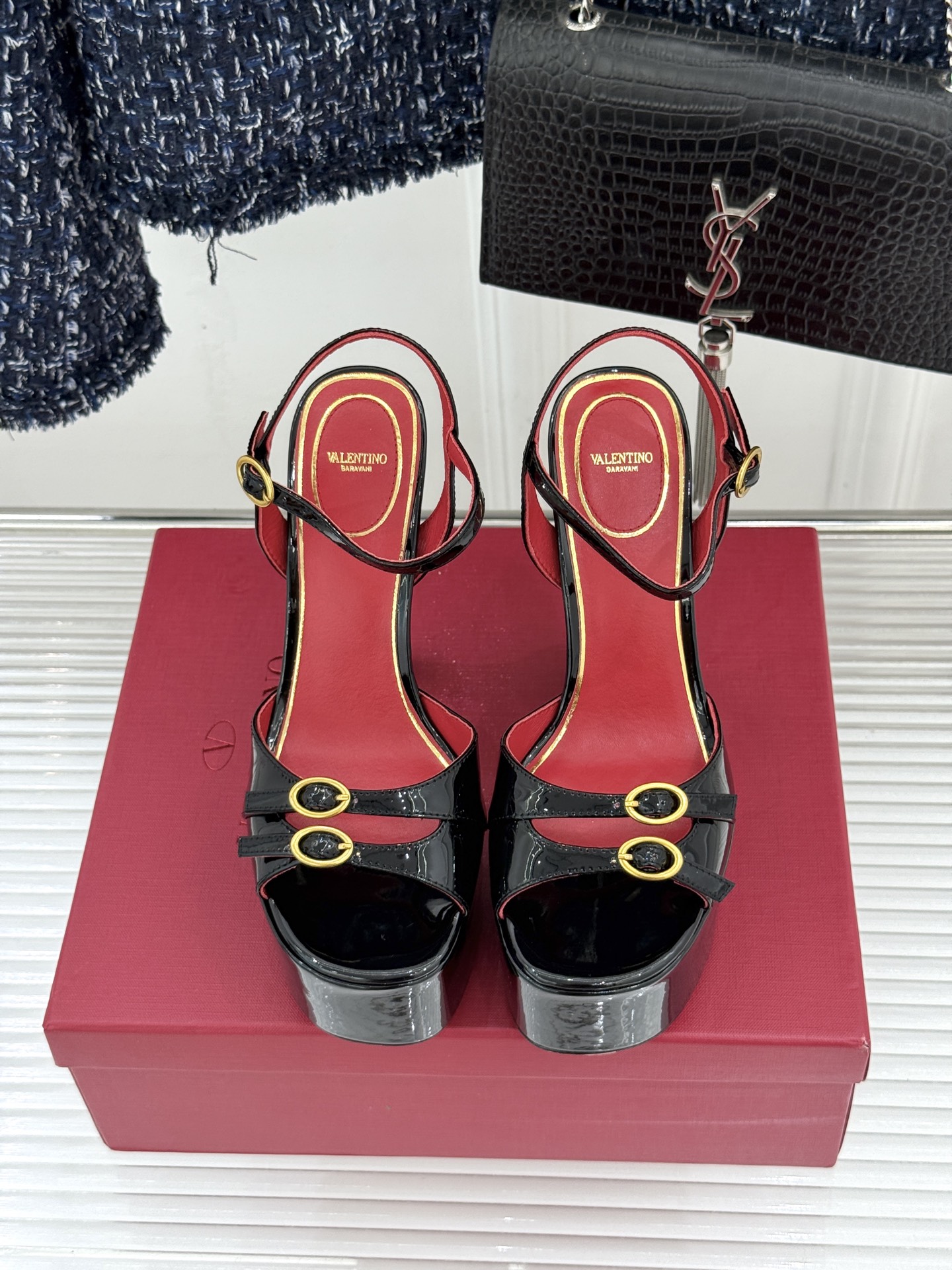 Valentino/华伦天奴26WF新品双带扣防水台恨天高凉鞋意式高定美学 踩在云端的女王气场。以定制牛