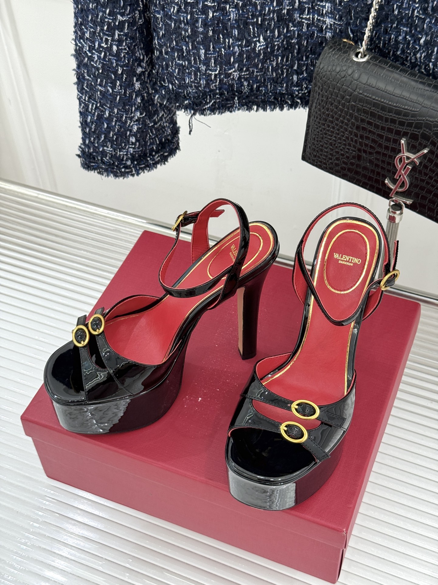 Valentino/华伦天奴26WF新品双带扣防水台恨天高凉鞋意式高定美学 踩在云端的女王气场。以定制牛