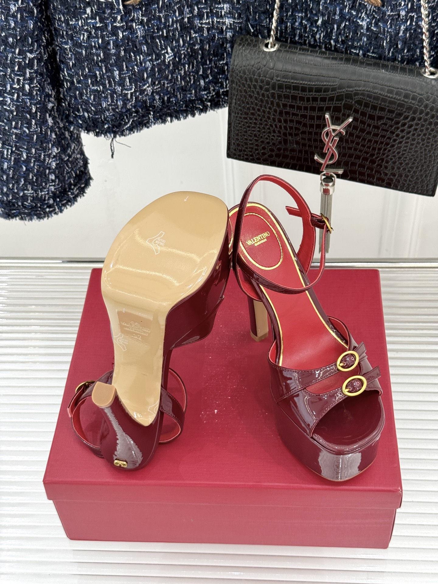 Valentino/华伦天奴26WF新品双带扣防水台恨天高凉鞋意式高定美学 踩在云端的女王气场。以定制牛