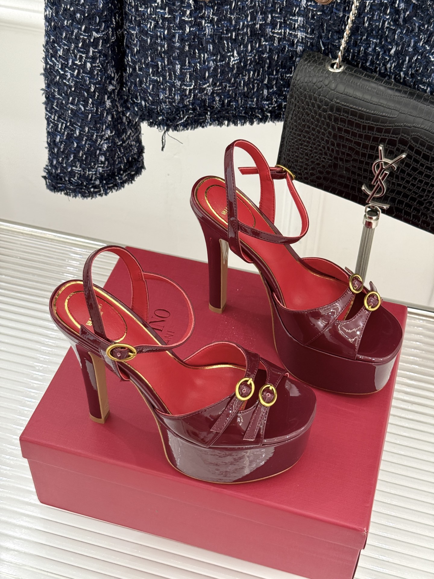 Valentino/华伦天奴26WF新品双带扣防水台恨天高凉鞋意式高定美学 踩在云端的女王气场。以定制牛