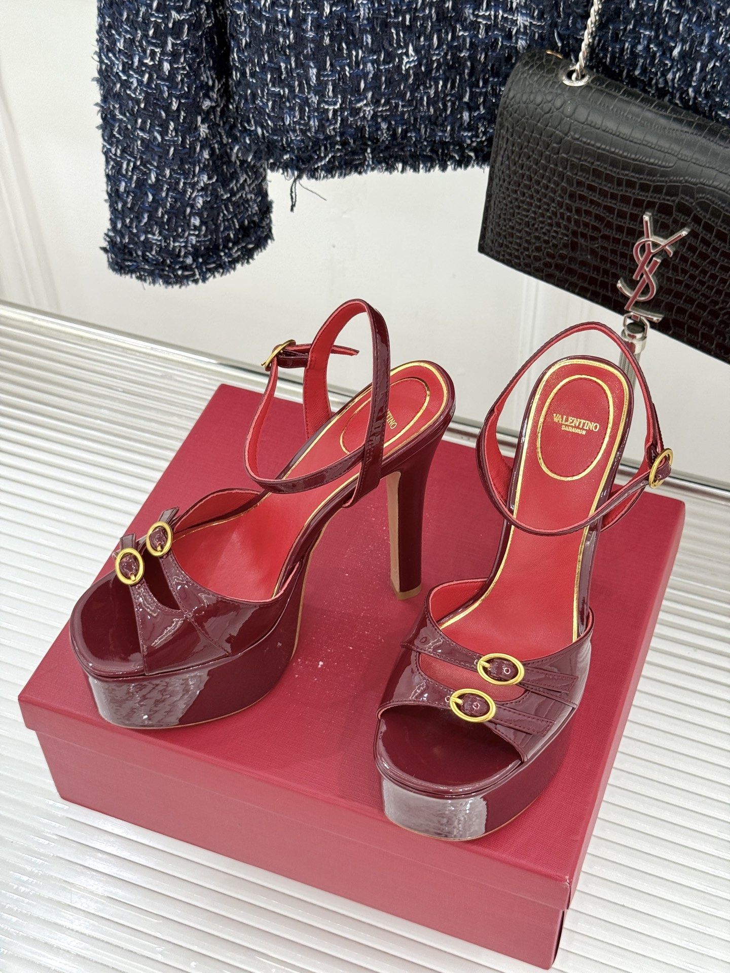 Valentino/华伦天奴26WF新品双带扣防水台恨天高凉鞋意式高定美学 踩在云端的女王气场。以定制牛