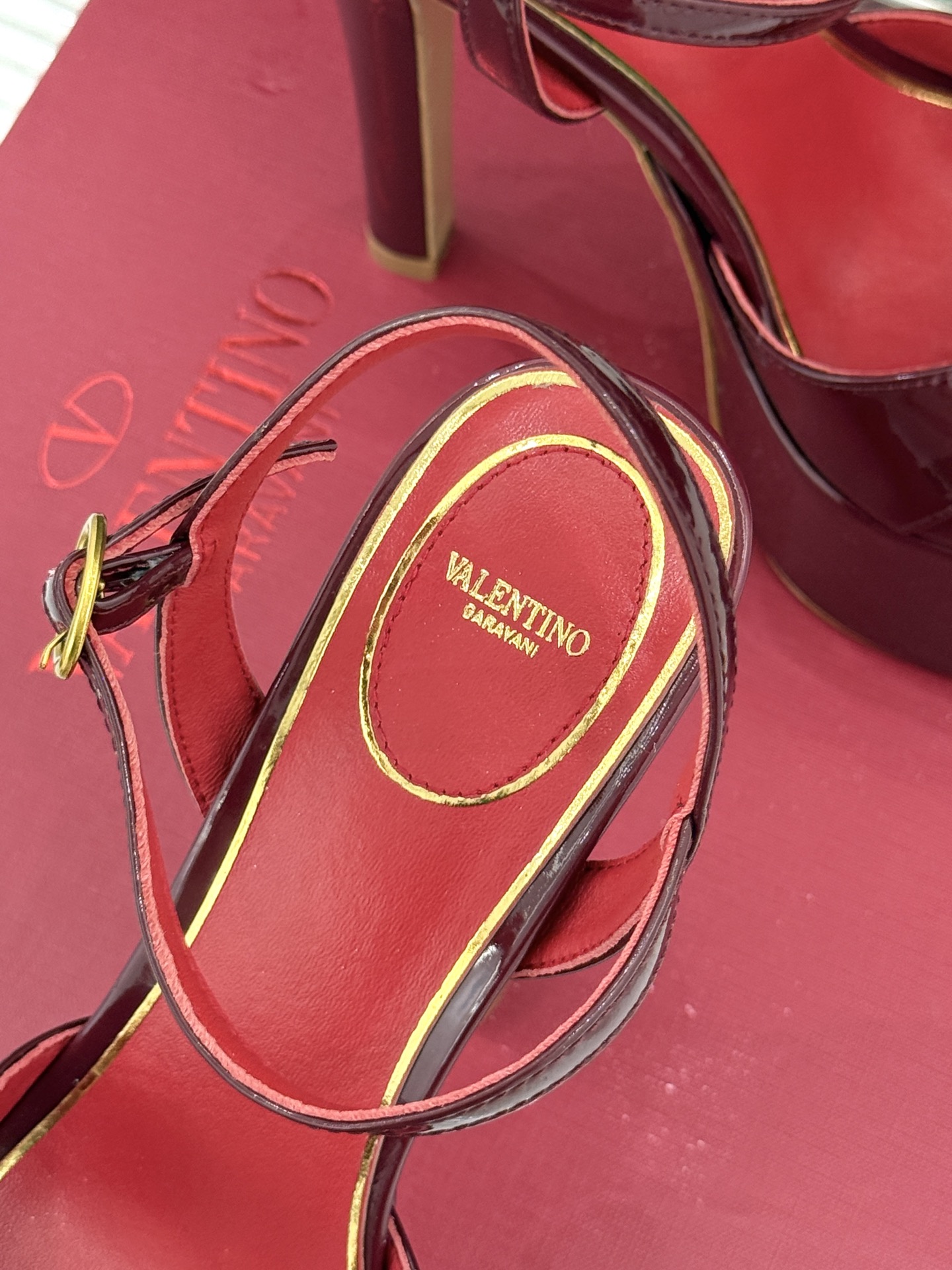 Valentino/华伦天奴26WF新品双带扣防水台恨天高凉鞋意式高定美学 踩在云端的女王气场。以定制牛