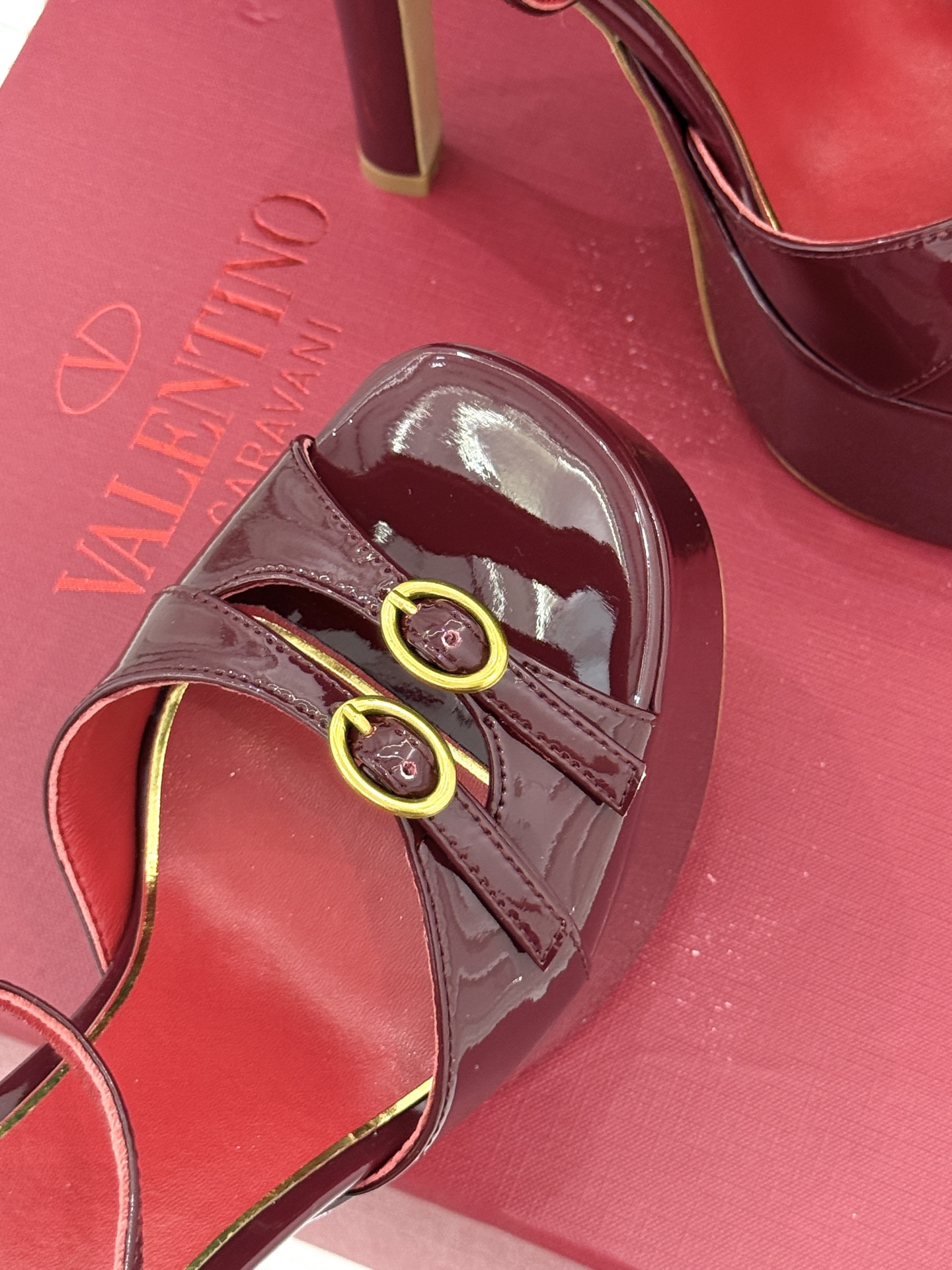 Valentino/华伦天奴26WF新品双带扣防水台恨天高凉鞋意式高定美学 踩在云端的女王气场。以定制牛