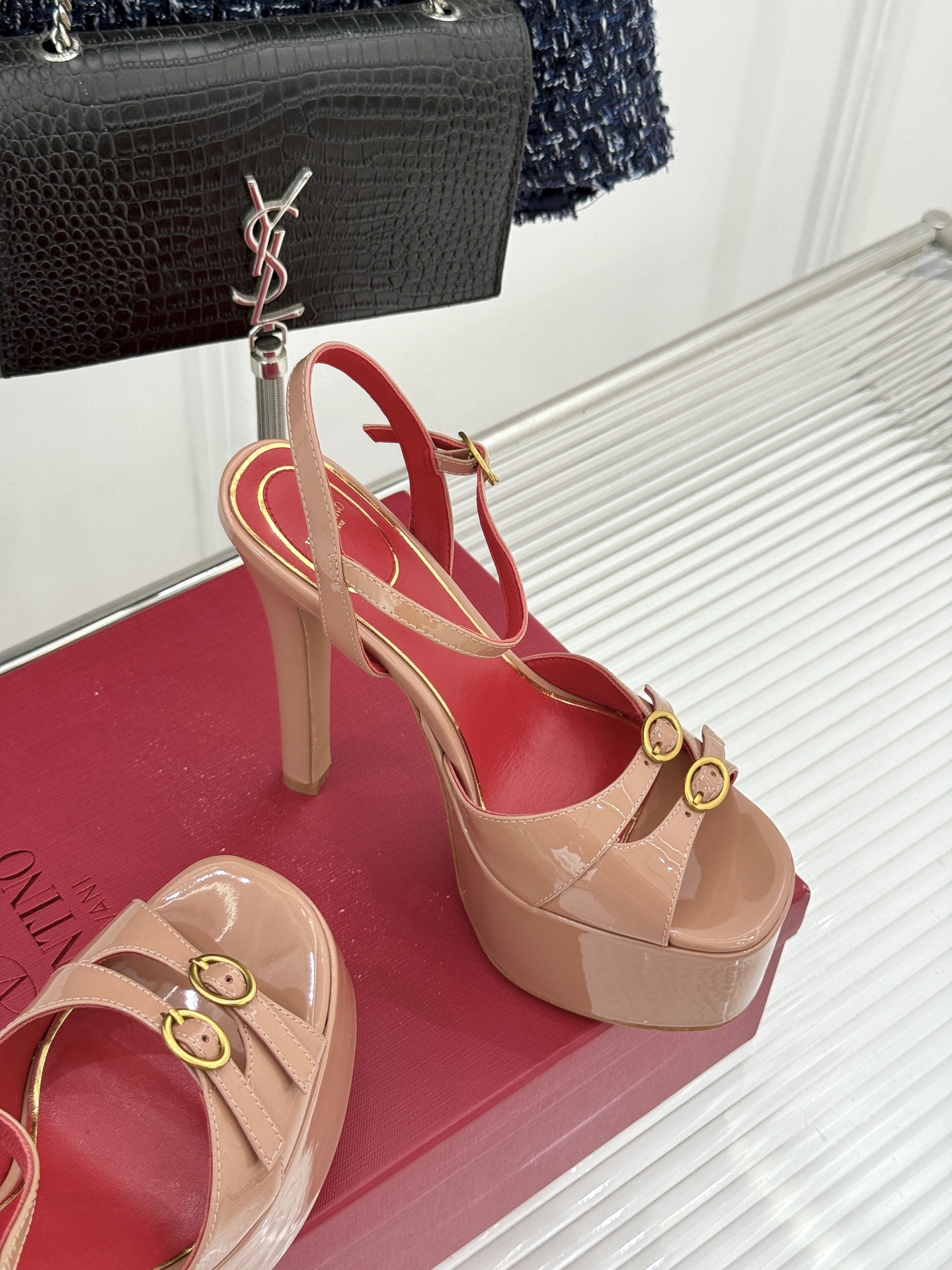 Valentino/华伦天奴26WF新品双带扣防水台恨天高凉鞋意式高定美学 踩在云端的女王气场。以定制牛
