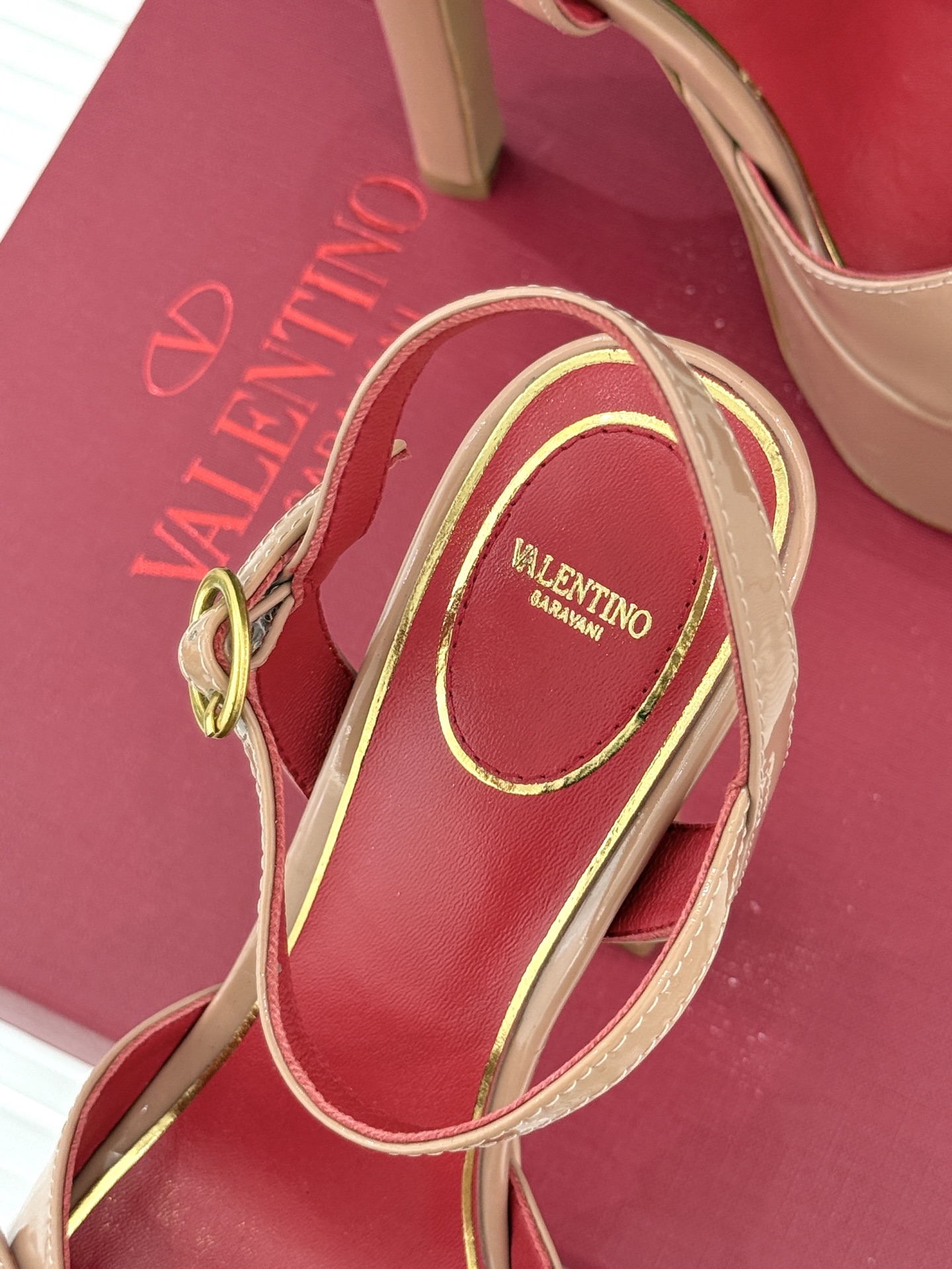 Valentino/华伦天奴26WF新品双带扣防水台恨天高凉鞋意式高定美学 踩在云端的女王气场。以定制牛