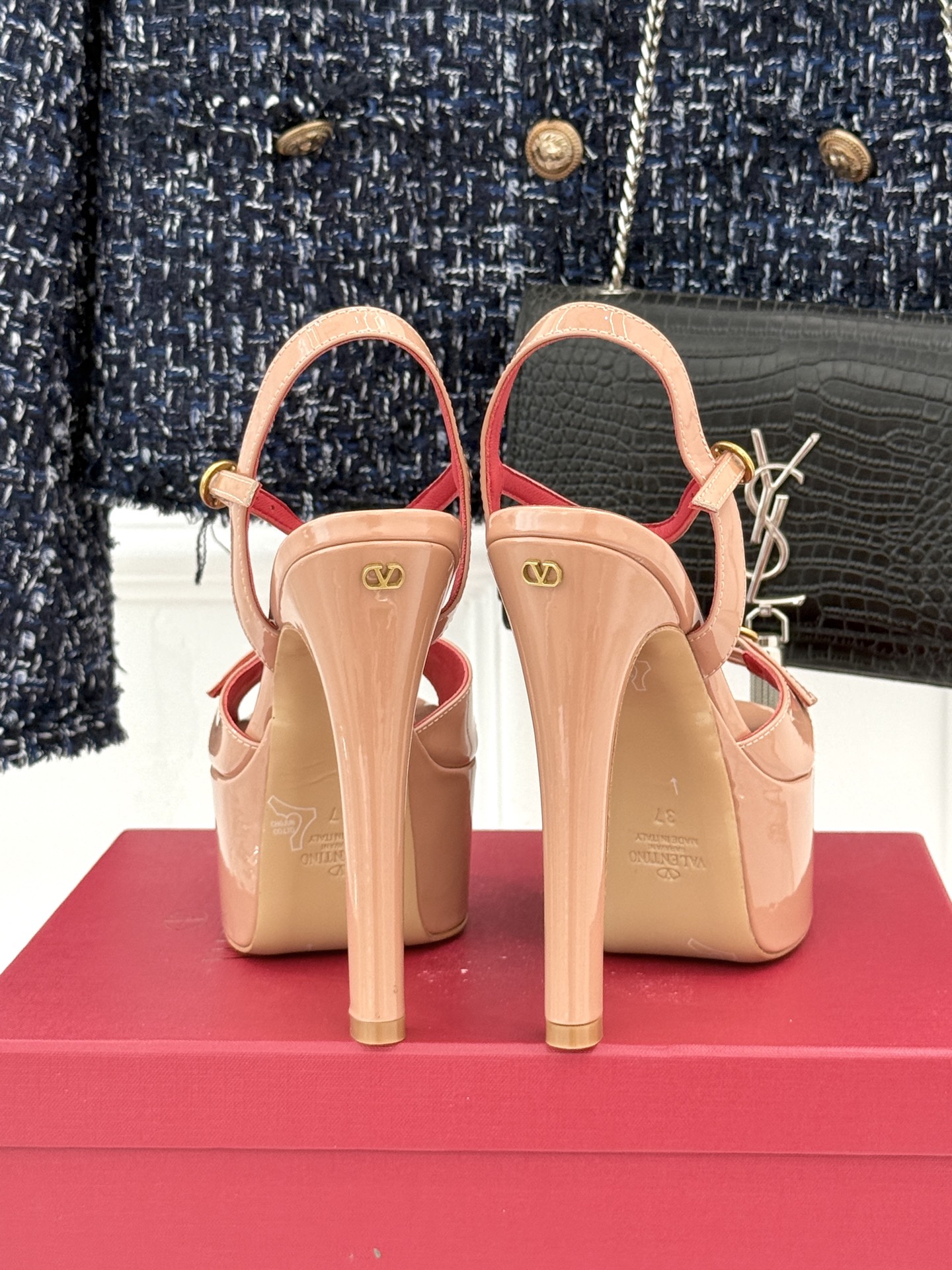 Valentino/华伦天奴26WF新品双带扣防水台恨天高凉鞋意式高定美学 踩在云端的女王气场。以定制牛