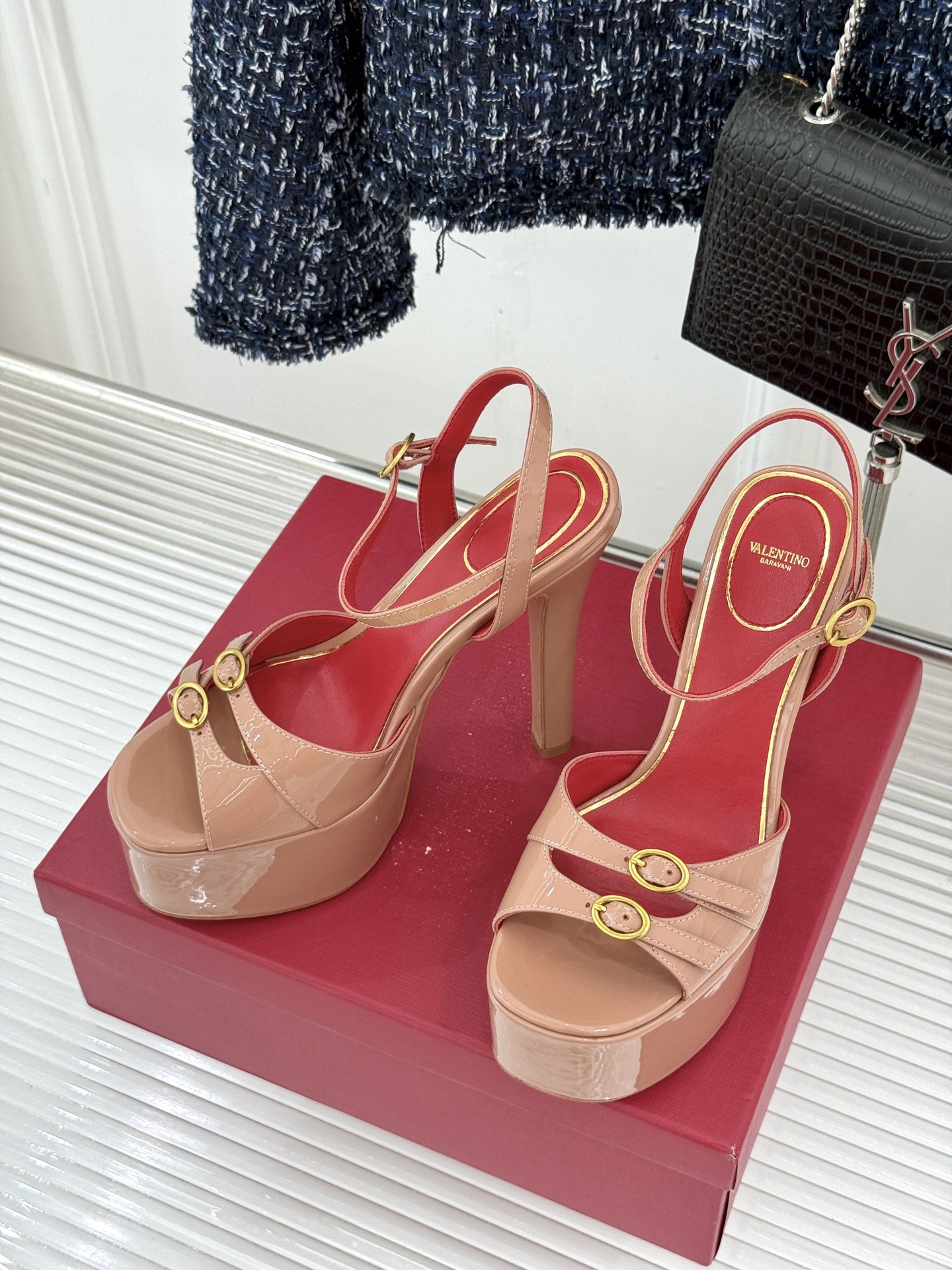 Valentino/华伦天奴26WF新品双带扣防水台恨天高凉鞋意式高定美学 踩在云端的女王气场。以定制牛