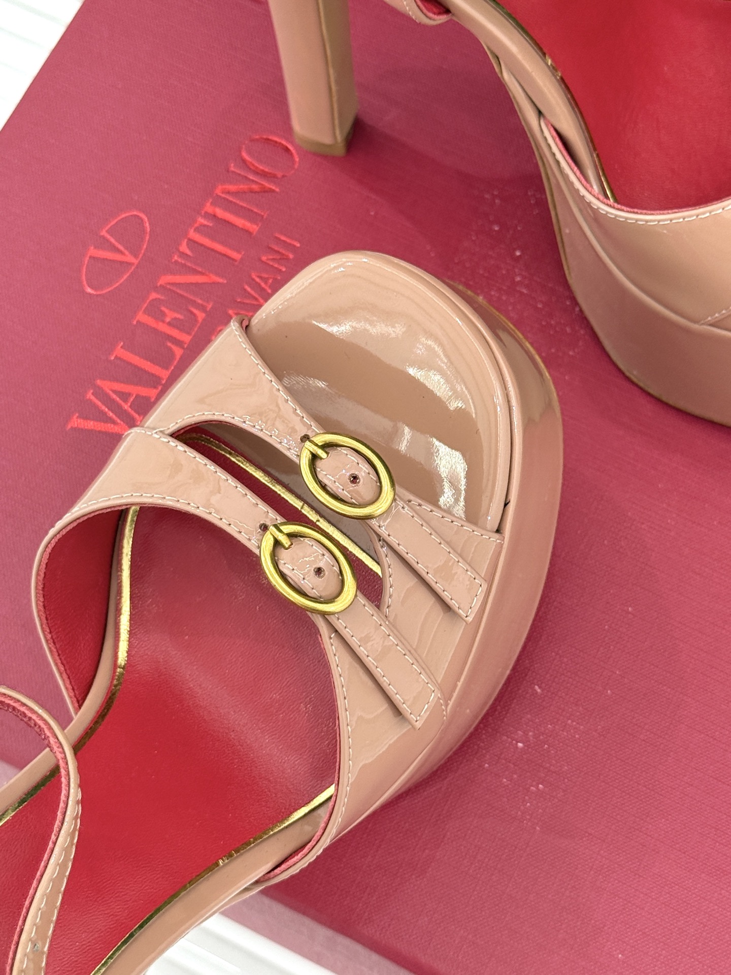 Valentino/华伦天奴26WF新品双带扣防水台恨天高凉鞋意式高定美学 踩在云端的女王气场。以定制牛