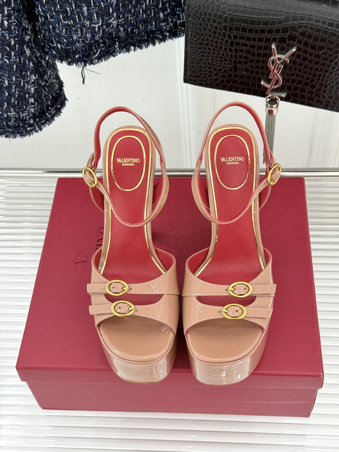 Valentino/华伦天奴26WF新品双带扣防水台恨天高凉鞋意式高定美学 踩在云端的女王气场。以定制牛