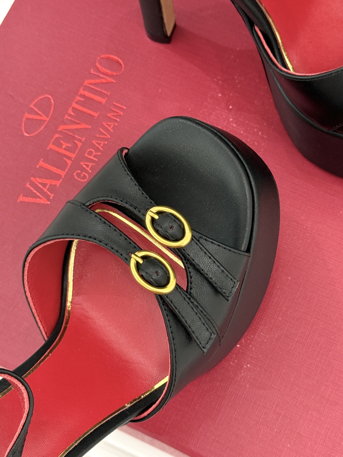 Valentino/华伦天奴26WF新品双带扣防水台恨天高凉鞋意式高定美学 踩在云端的女王气场。以定制牛