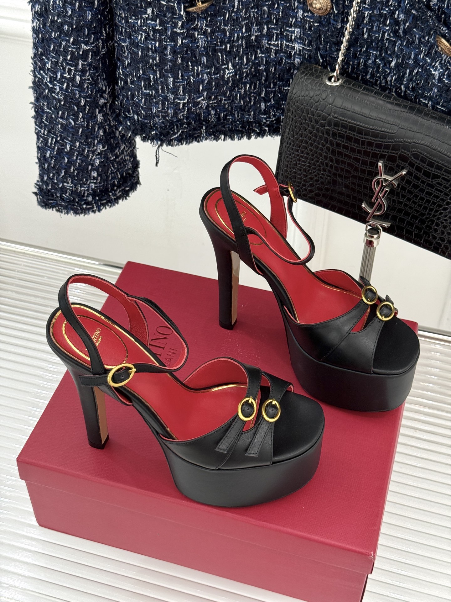 Valentino/华伦天奴26WF新品双带扣防水台恨天高凉鞋意式高定美学 踩在云端的女王气场。以定制牛