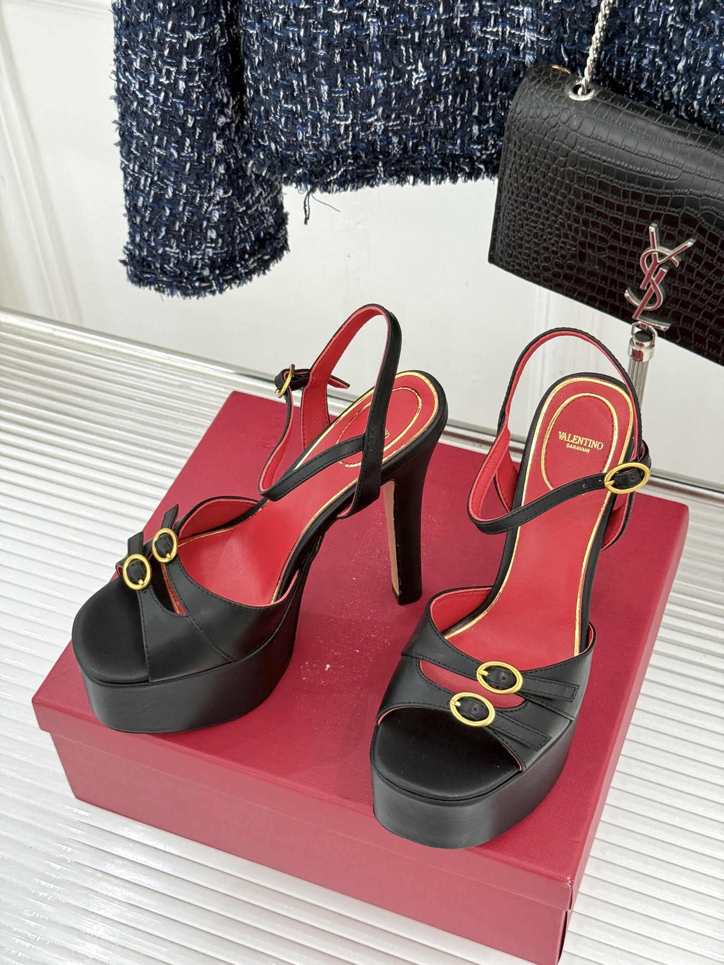 Valentino/华伦天奴26WF新品双带扣防水台恨天高凉鞋意式高定美学 踩在云端的女王气场。以定制牛