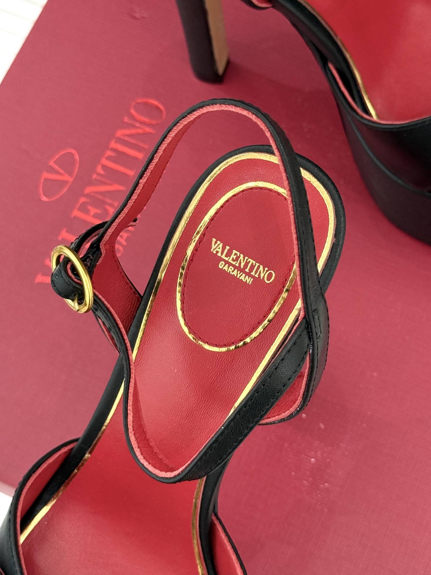 Valentino/华伦天奴26WF新品双带扣防水台恨天高凉鞋意式高定美学 踩在云端的女王气场。以定制牛