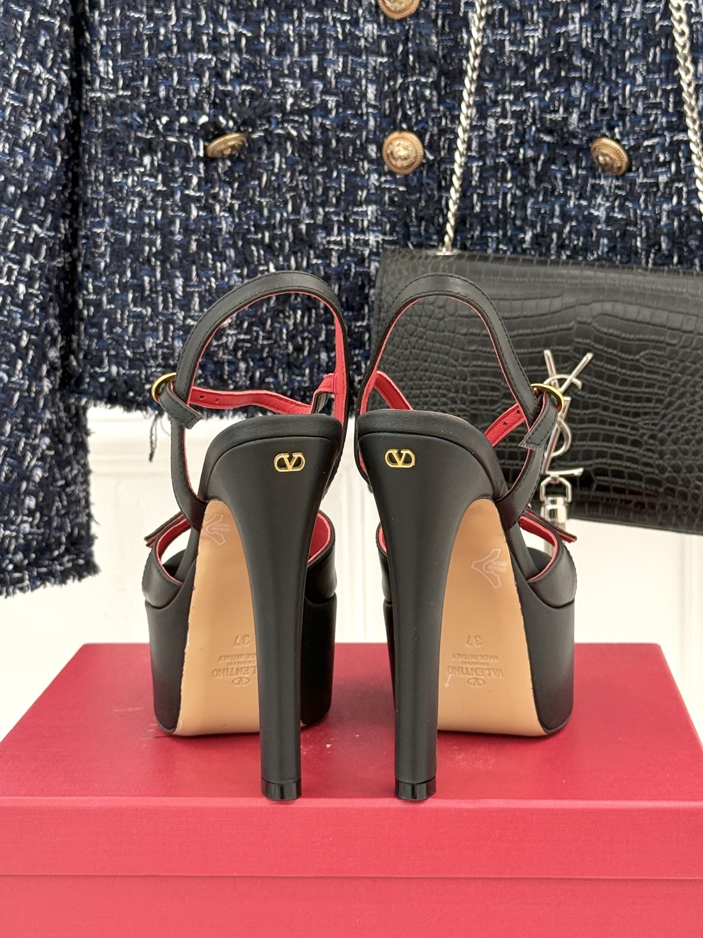 Valentino/华伦天奴26WF新品双带扣防水台恨天高凉鞋意式高定美学 踩在云端的女王气场。以定制牛