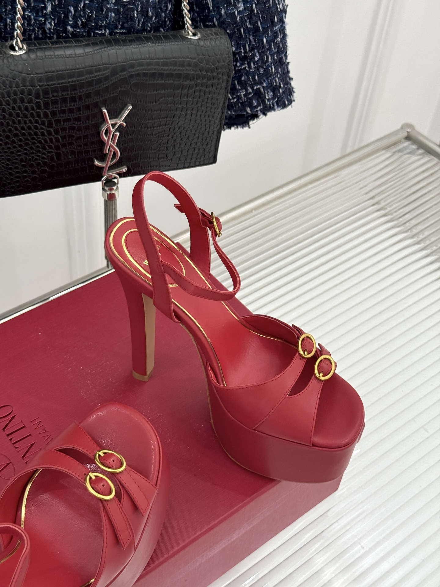 Valentino/华伦天奴26WF新品双带扣防水台恨天高凉鞋意式高定美学 踩在云端的女王气场。以定制牛