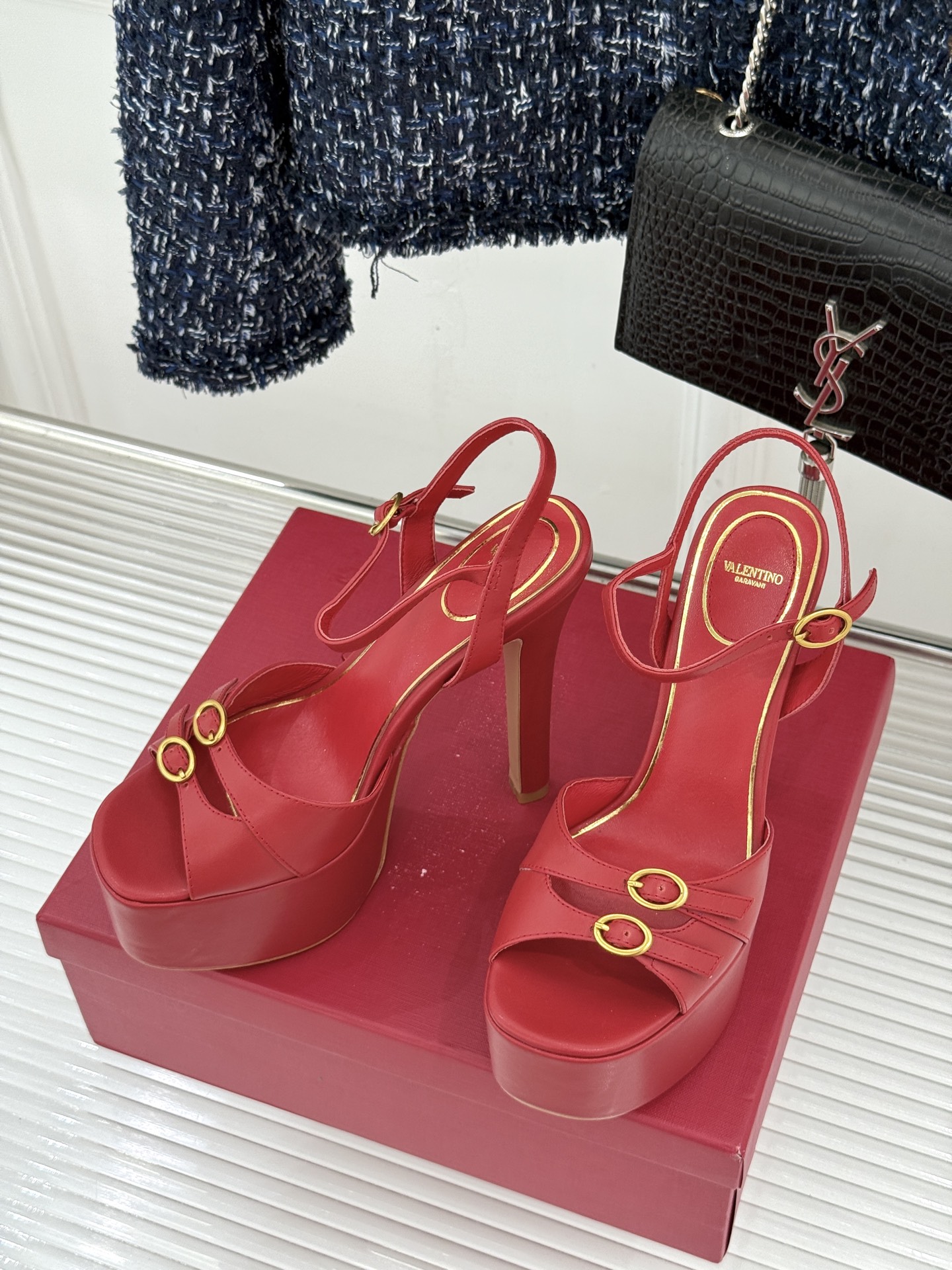 Valentino/华伦天奴26WF新品双带扣防水台恨天高凉鞋意式高定美学 踩在云端的女王气场。以定制牛