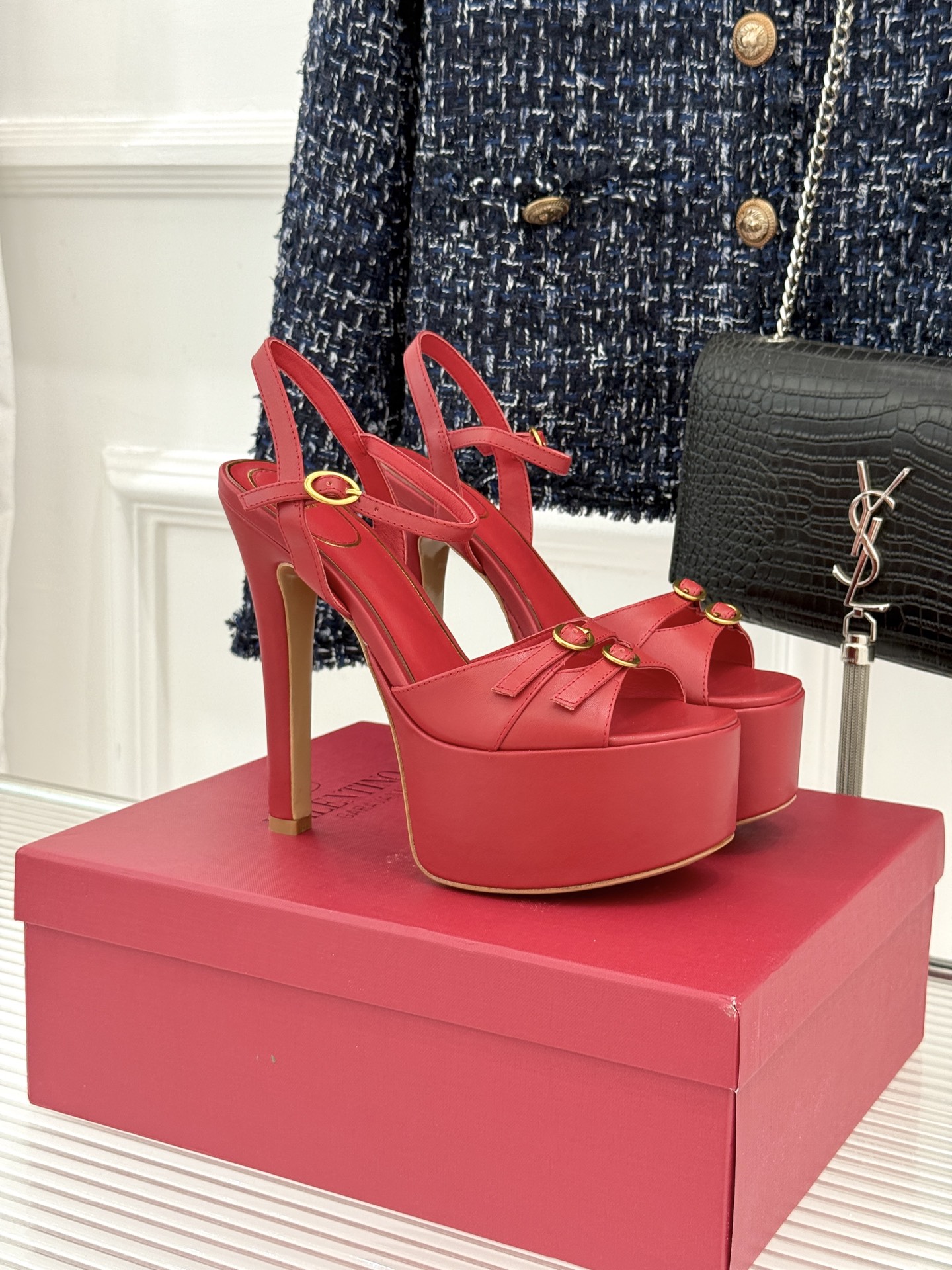 Valentino/华伦天奴26WF新品双带扣防水台恨天高凉鞋意式高定美学 踩在云端的女王气场。以定制牛