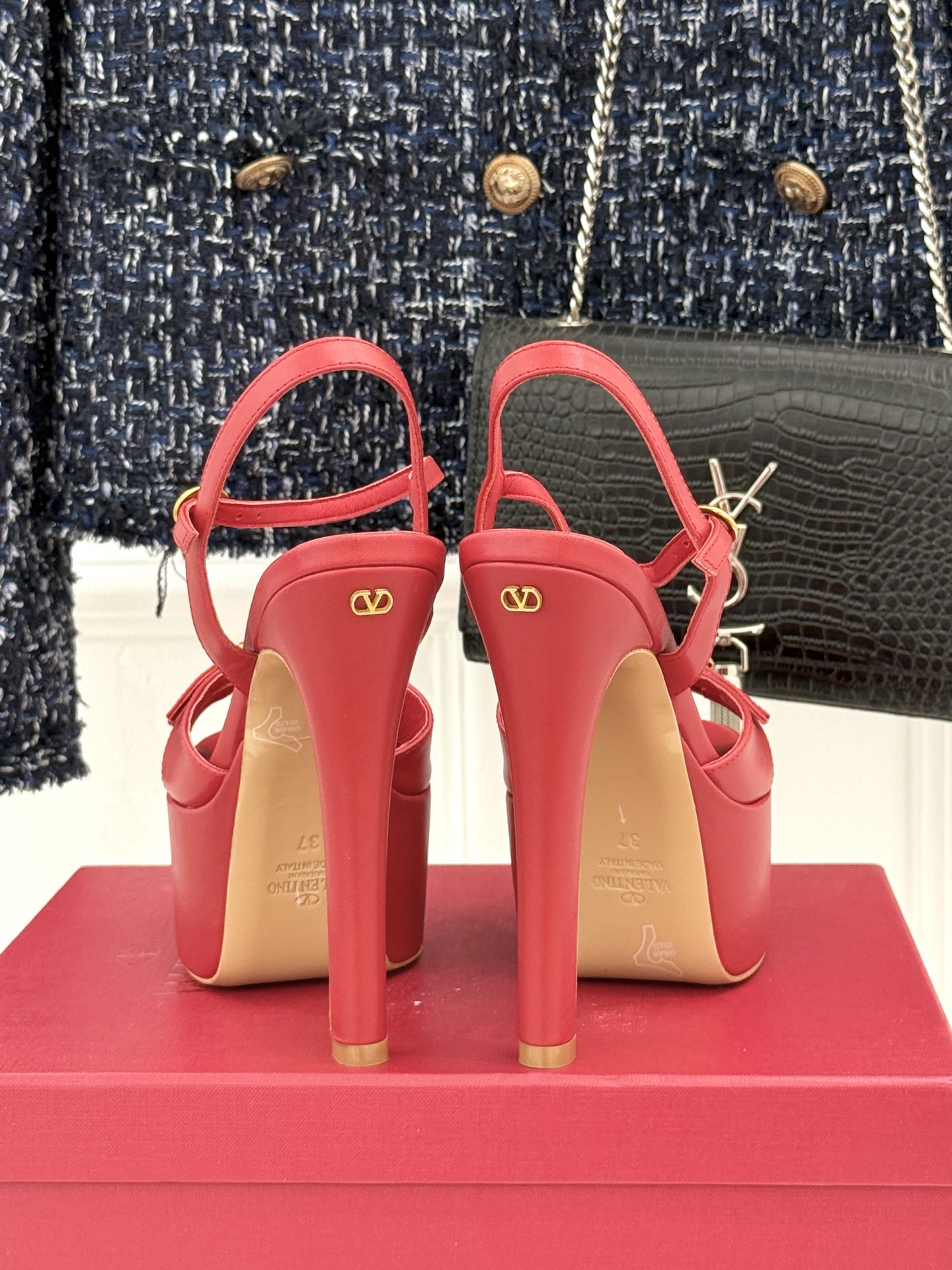 Valentino/华伦天奴26WF新品双带扣防水台恨天高凉鞋意式高定美学 踩在云端的女王气场。以定制牛
