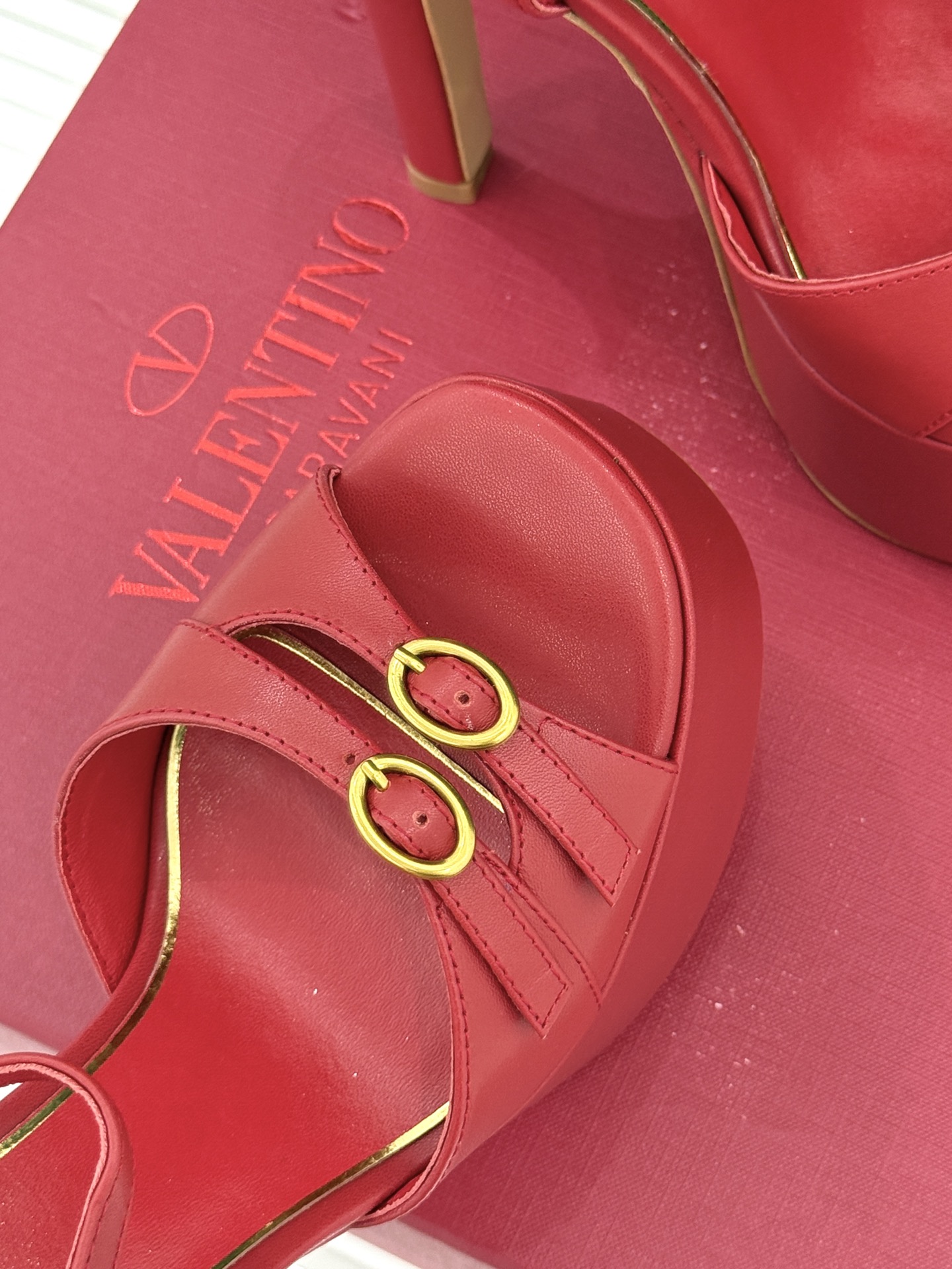 Valentino/华伦天奴26WF新品双带扣防水台恨天高凉鞋意式高定美学 踩在云端的女王气场。以定制牛