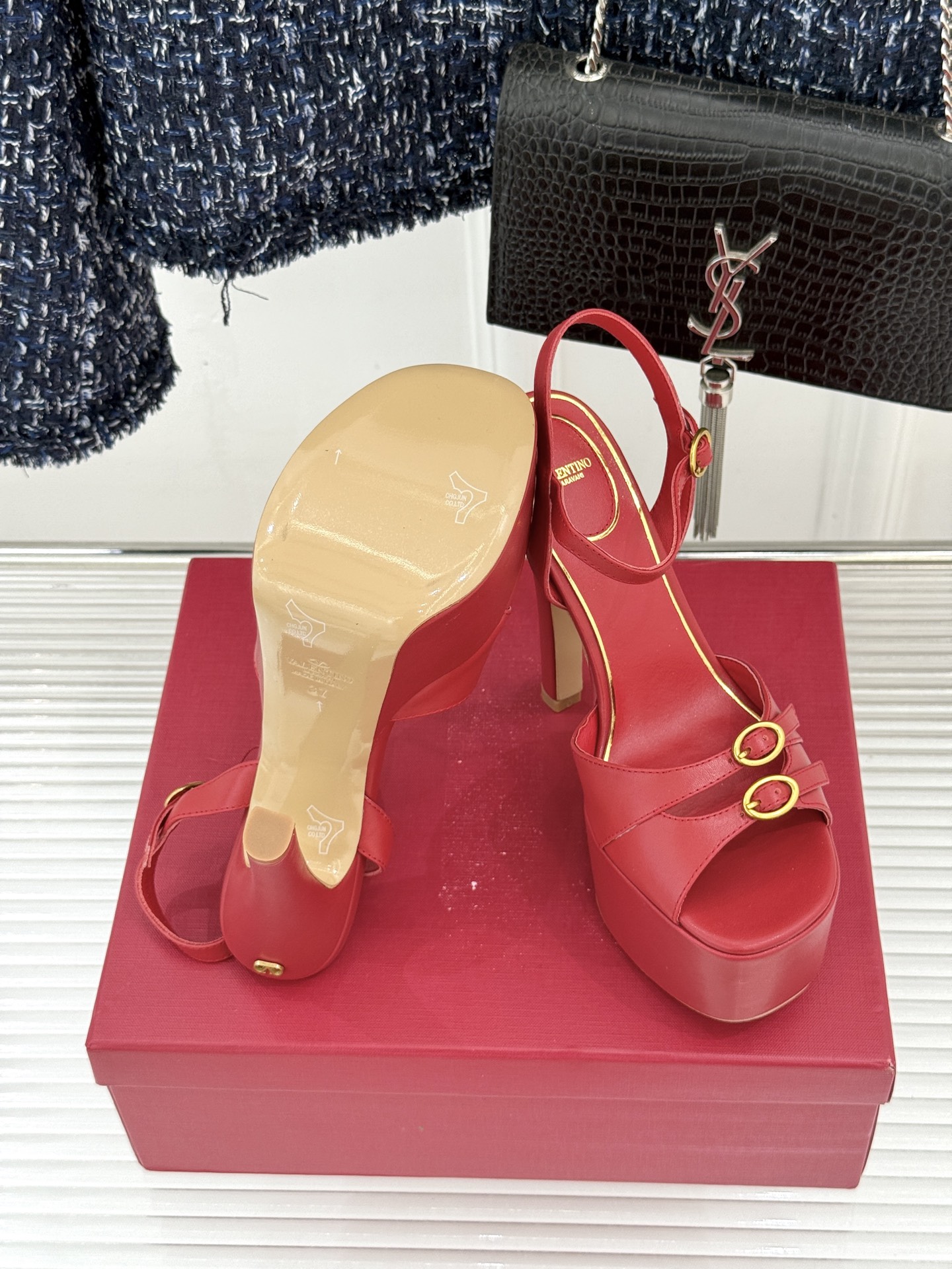 Valentino/华伦天奴26WF新品双带扣防水台恨天高凉鞋意式高定美学 踩在云端的女王气场。以定制牛