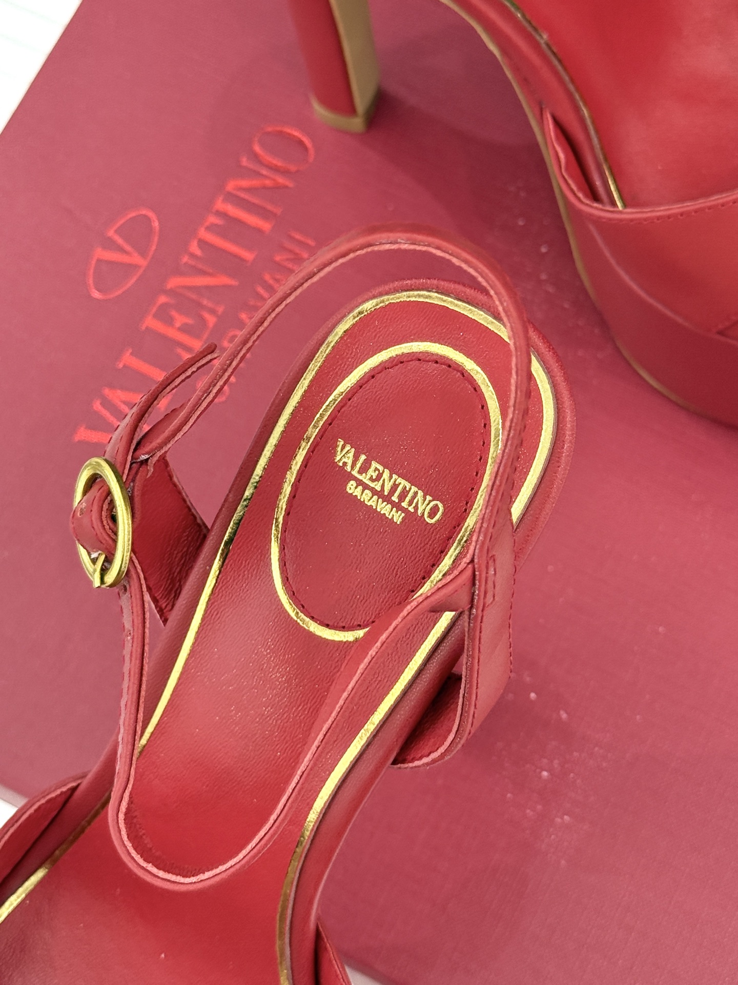 Valentino/华伦天奴26WF新品双带扣防水台恨天高凉鞋意式高定美学 踩在云端的女王气场。以定制牛