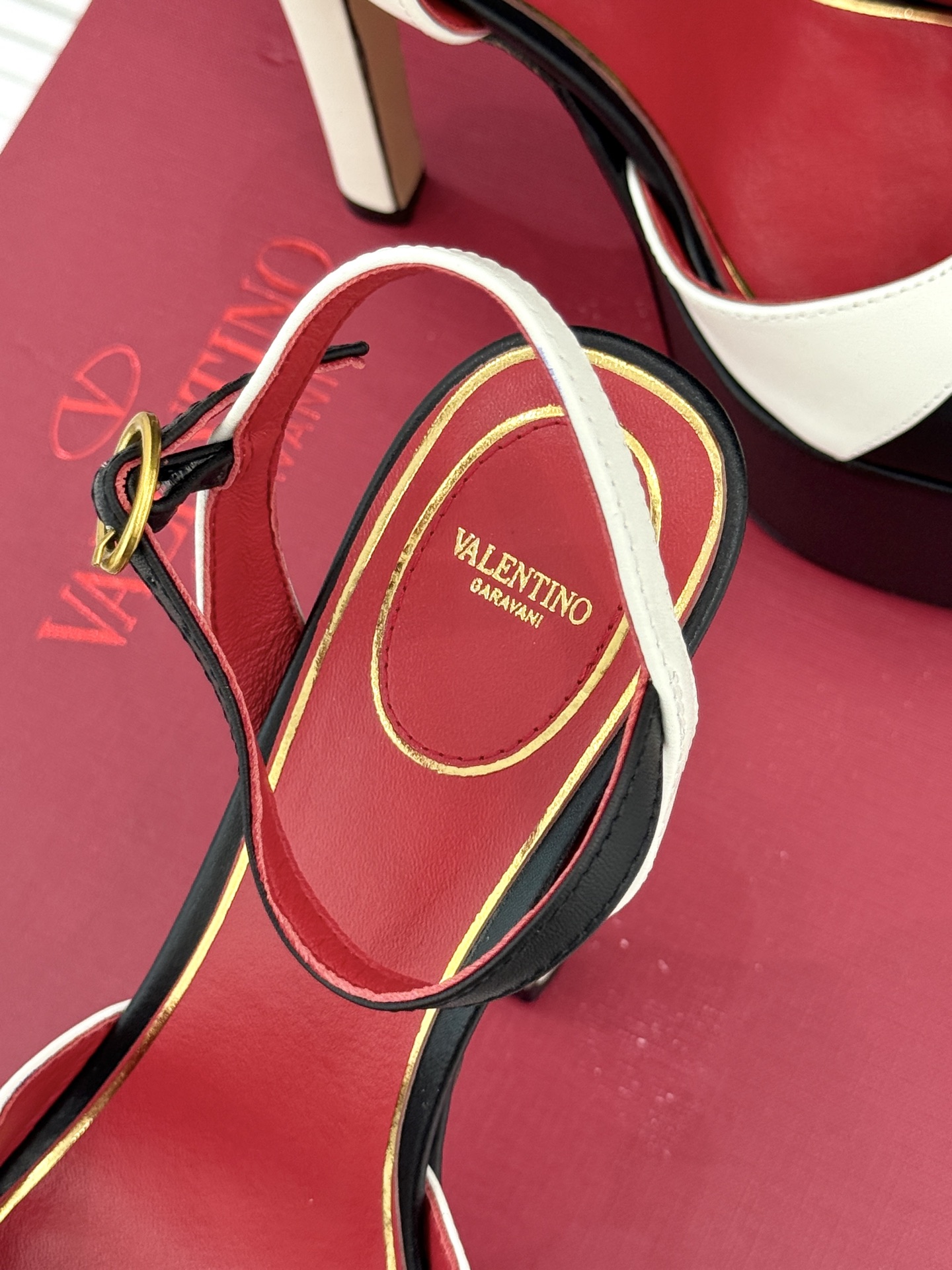 Valentino/华伦天奴26WF新品双带扣防水台恨天高凉鞋意式高定美学 踩在云端的女王气场。以定制牛
