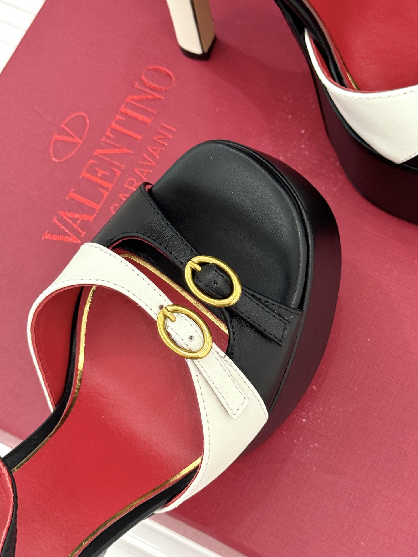 Valentino/华伦天奴26WF新品双带扣防水台恨天高凉鞋意式高定美学 踩在云端的女王气场。以定制牛